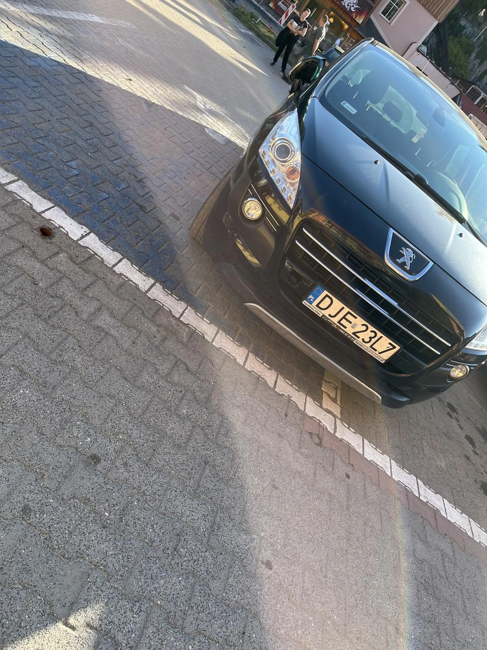 Co tam inwalidzi, przecież trzeba najbliżej sklepu zaparkować.