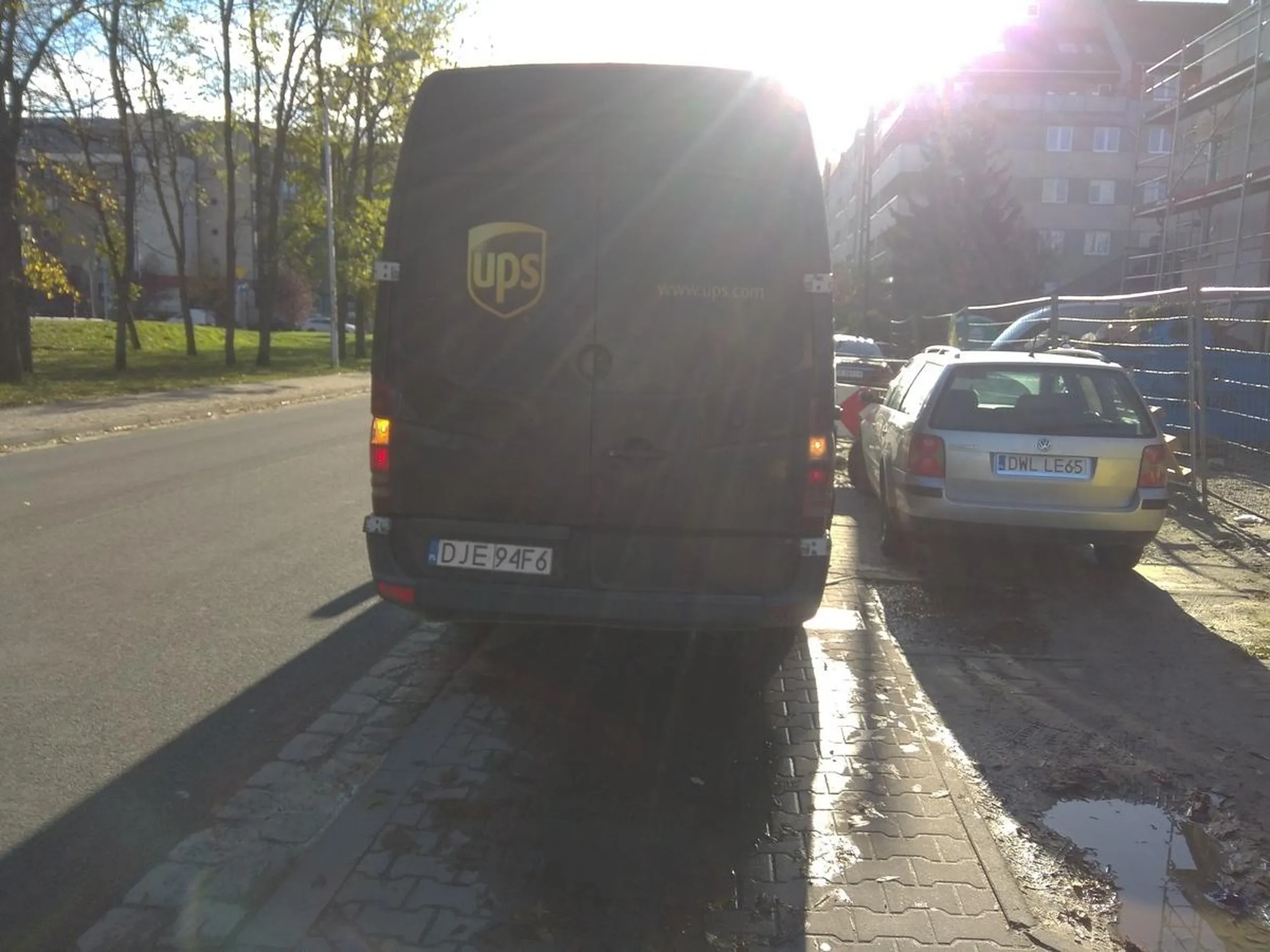 Podwykonawca UPS zablokował 90% chodnika.