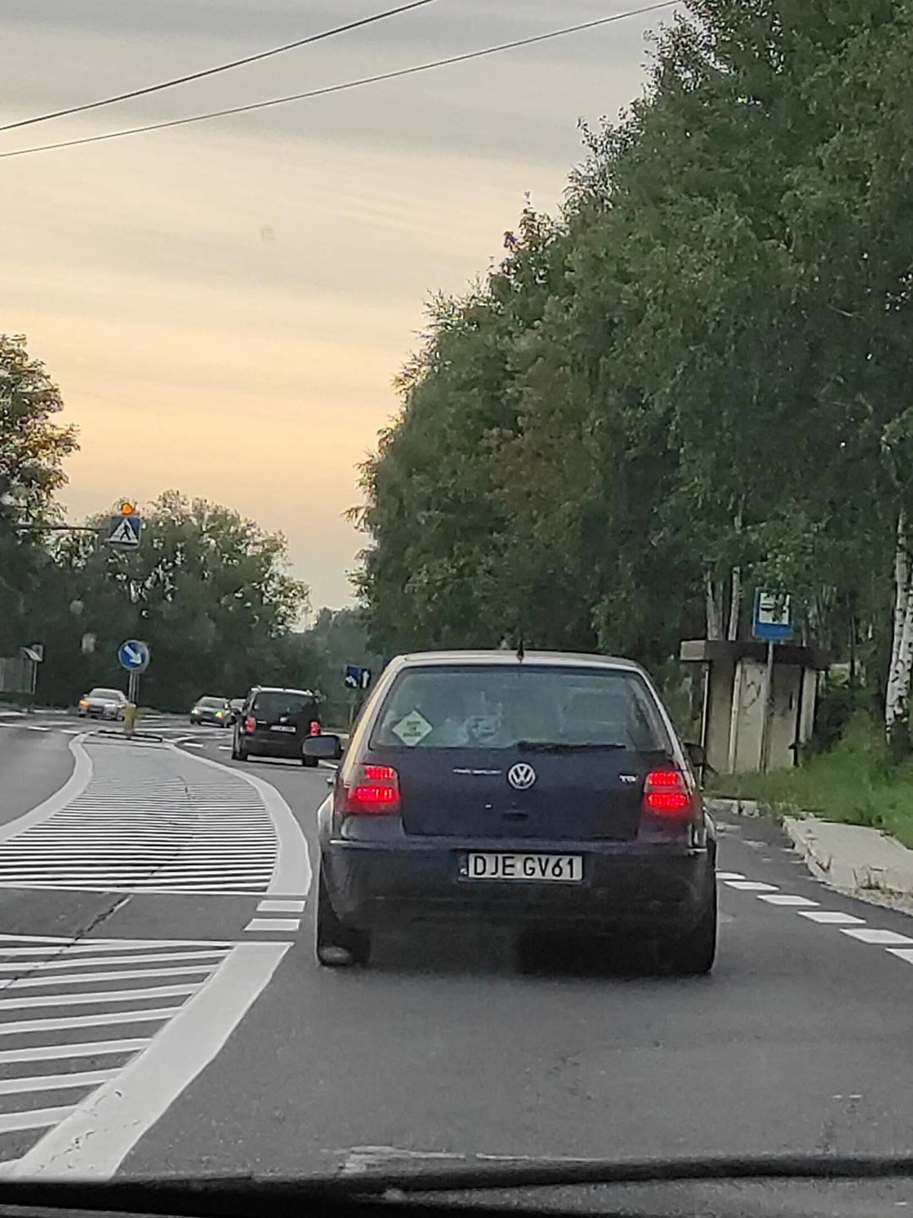 Fajfusku zjechalbys szybszym i tym którym się spieszy a nie jedziesz środkiem po cos jest ten pas z prawej strony jezdni a nie potem jeszcze wyrzucasz śmieci przez okno