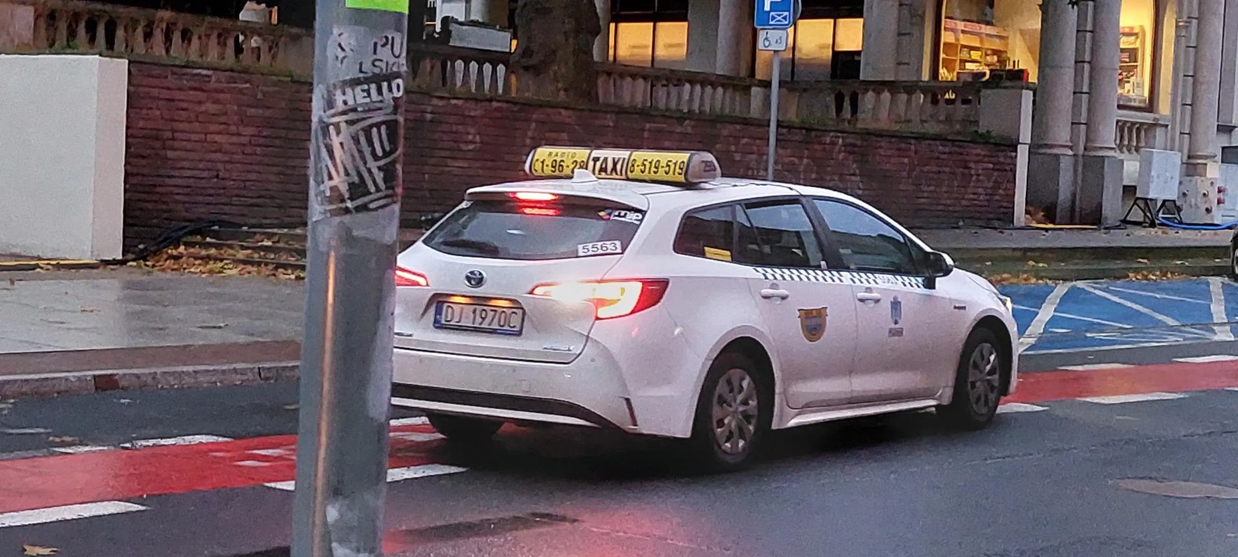 Najpierw przejeżdża przez przejścia dla pieszych między przechodniami, a następnie zatrzymuje się jakby był traktorem. Tu i z prowadzeniem roweru byłby problem.