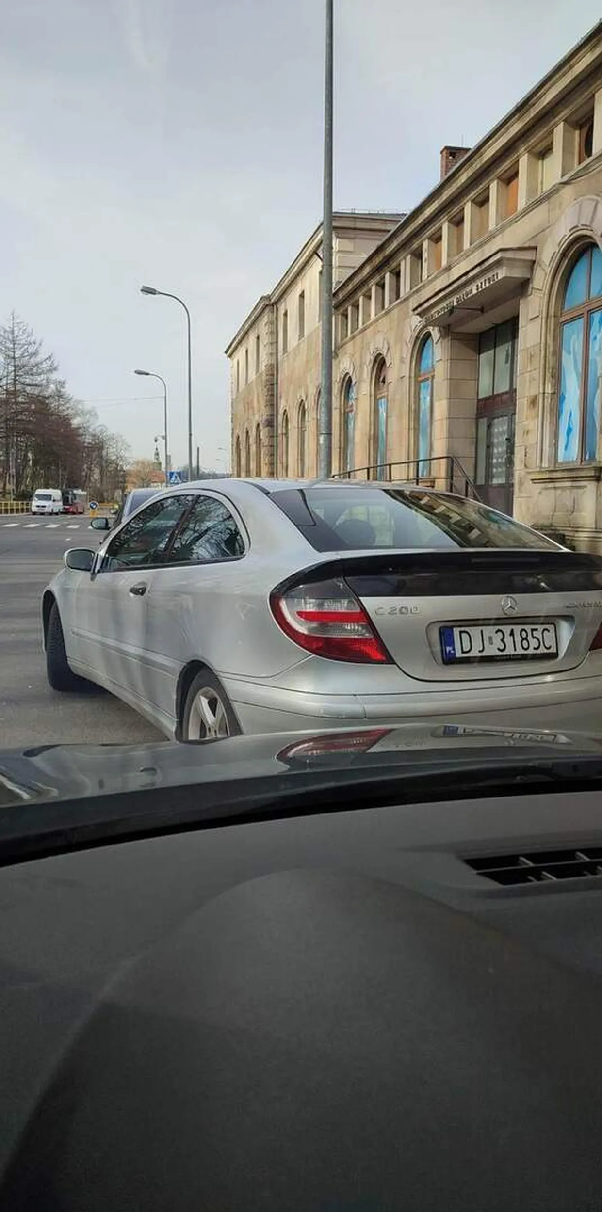 Kupił Mercedesa ale prawo jazdy w czipsach wygrane. Szarpie za klamkę inne auta kierowców. Nie potrafi parkować, może warto wykupić nauke jazdy