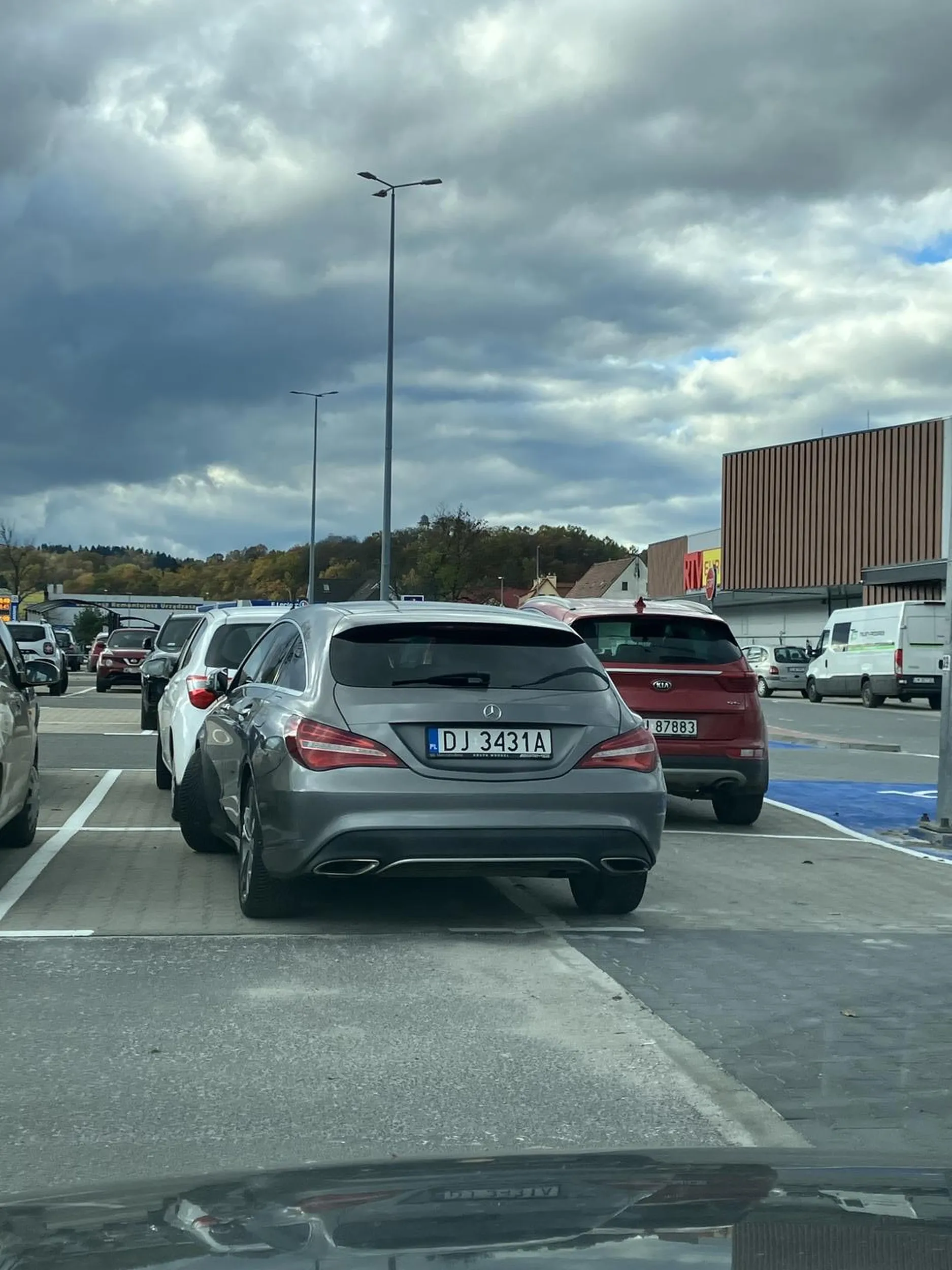 Kierowca ewidentnie ma problem z parkowniem, na kursie musiał zwyczajnie pomijać ten ważny element