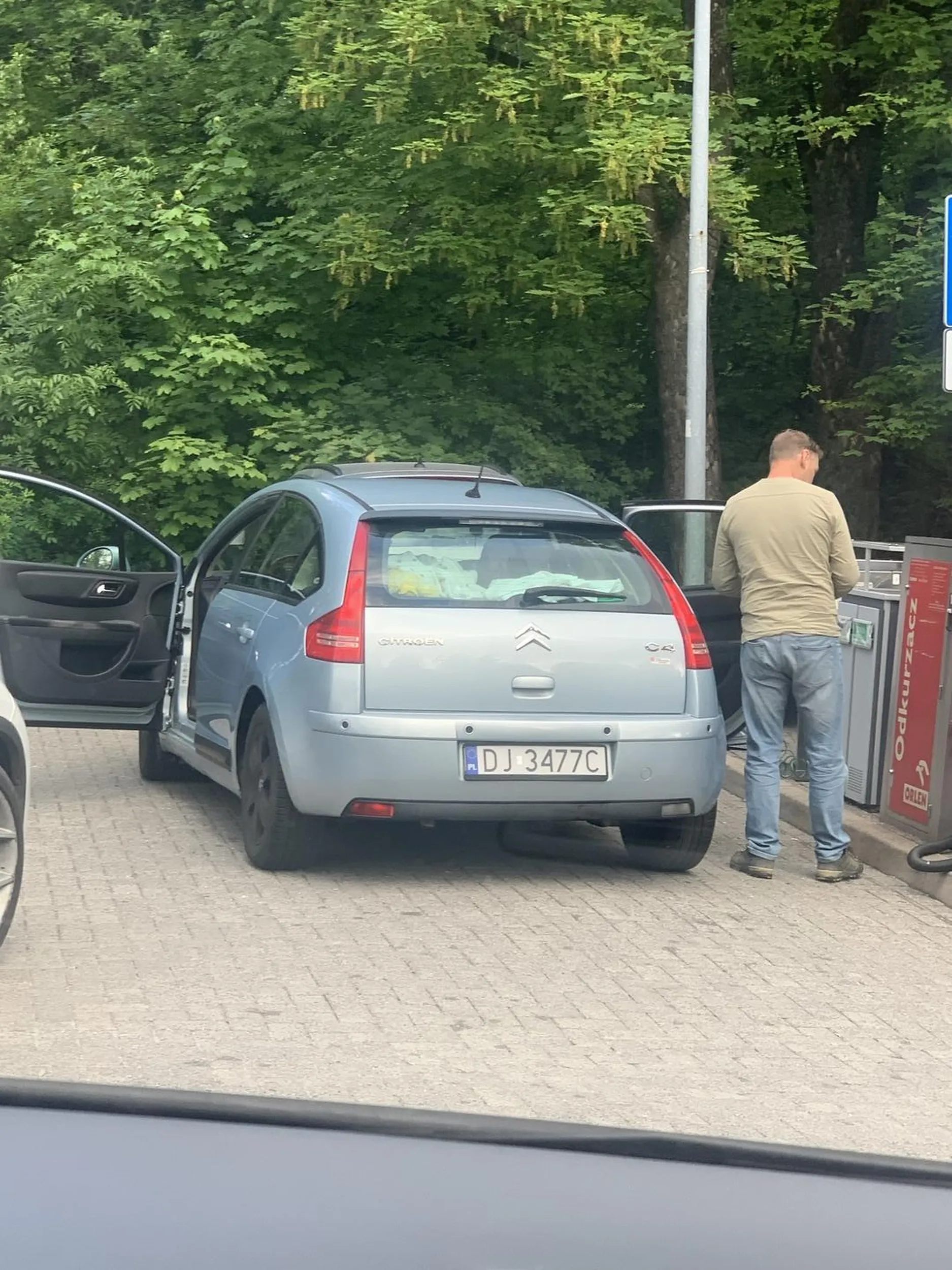 Pajac widząc że cofam do wyjazdu podjechał specjalnie pod tył tak by mnie zablokować.Gdy zatrąbiłam by mnie wypuścił,po prostu wyszedł z samochodu i poszedł na stacje mając wszystko gdzieś.Po powrocie pluł się że miejsce na którym stałam nie jest miejscem parkingowym tylko do czyszczenia aut co było kłamstwem gdyz miejsc było na dwa samochody.Nasz postój był krotki(5min)tyle ile zajęło nam zamowienie hot doga na stacji=zostawienie pieniędzy w firmie. Uważajcie na tego psycho szeryfa