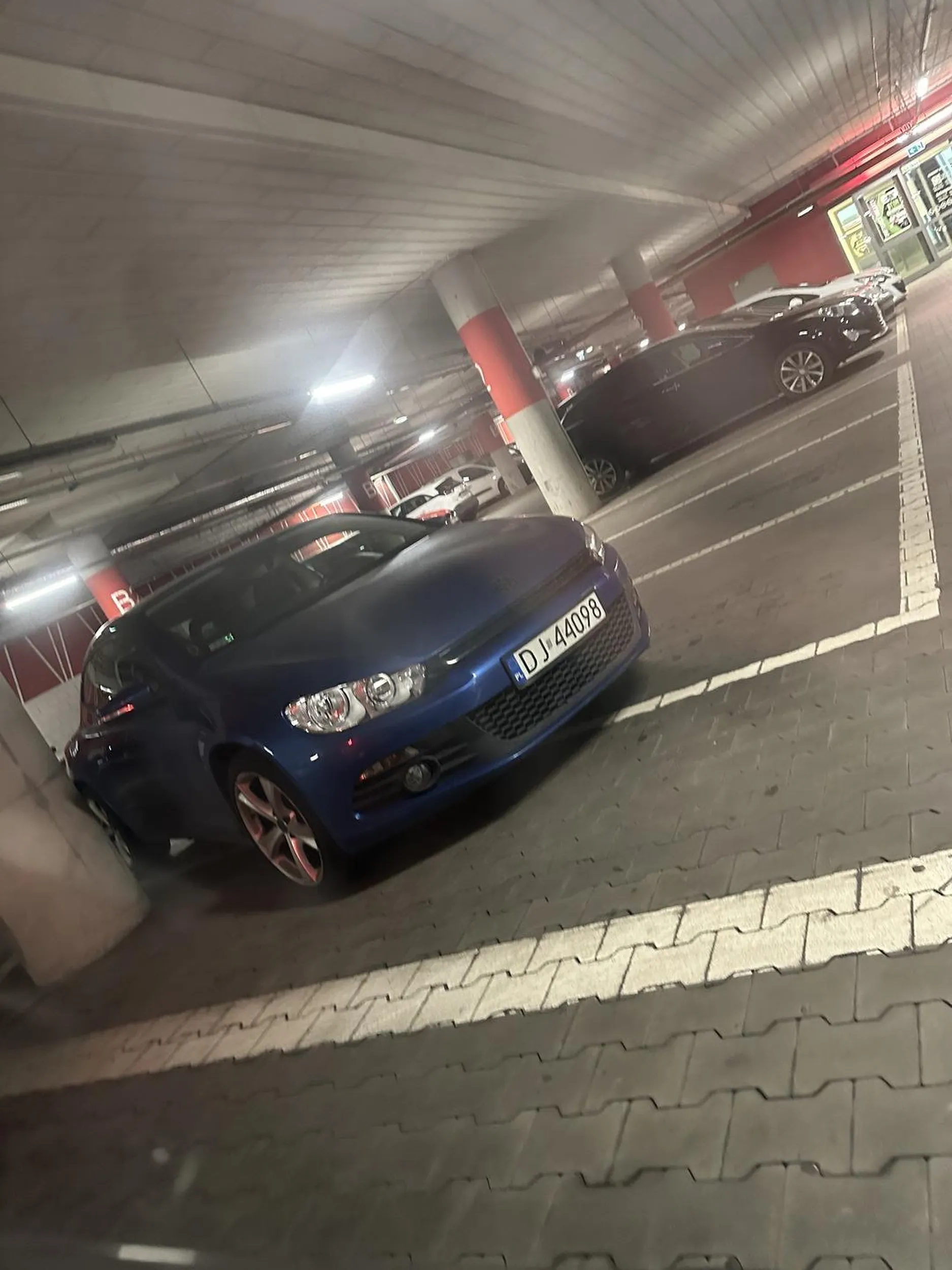 Poleciłbym dla właściciela tego samochodu dodatkowe lekcje parkowania