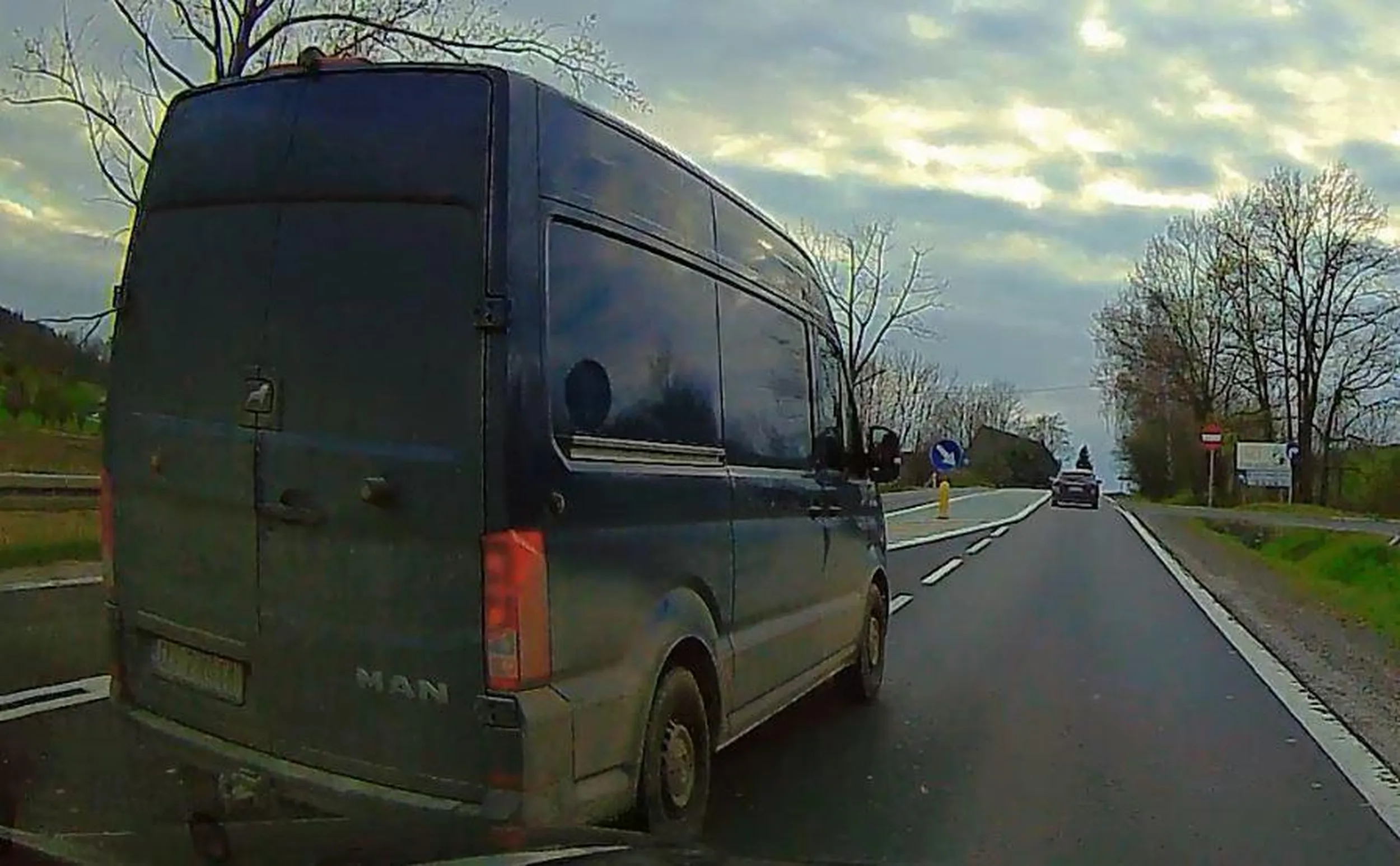 Narwany busiarz, wciska się na ostatnią chwilę wymuszając pierszeństwo...