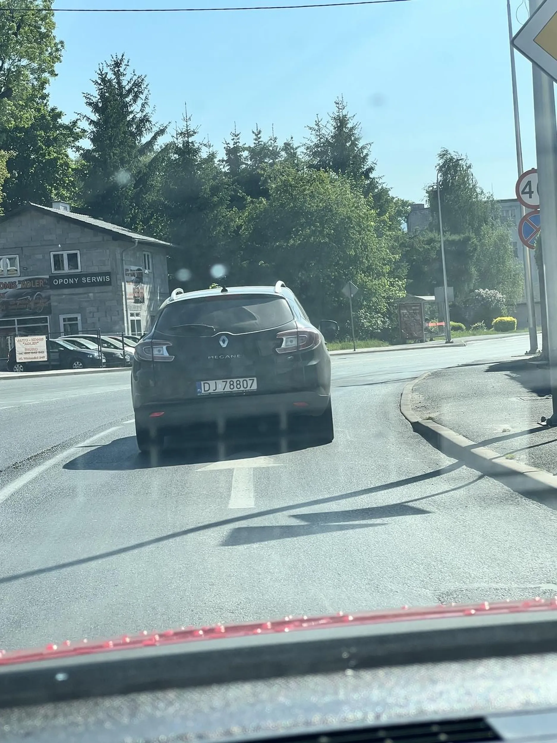 Cham, prostak ewidentnie ma problemy z głowa. Możliwe, ze pijany bo miał problem zmieścić się w drodze. Wlekł się lewym pasem 40km/h nie dał się wyprzedzić i specjalnie hamował mi przed maską. Polecam wizytę u psychiatry.