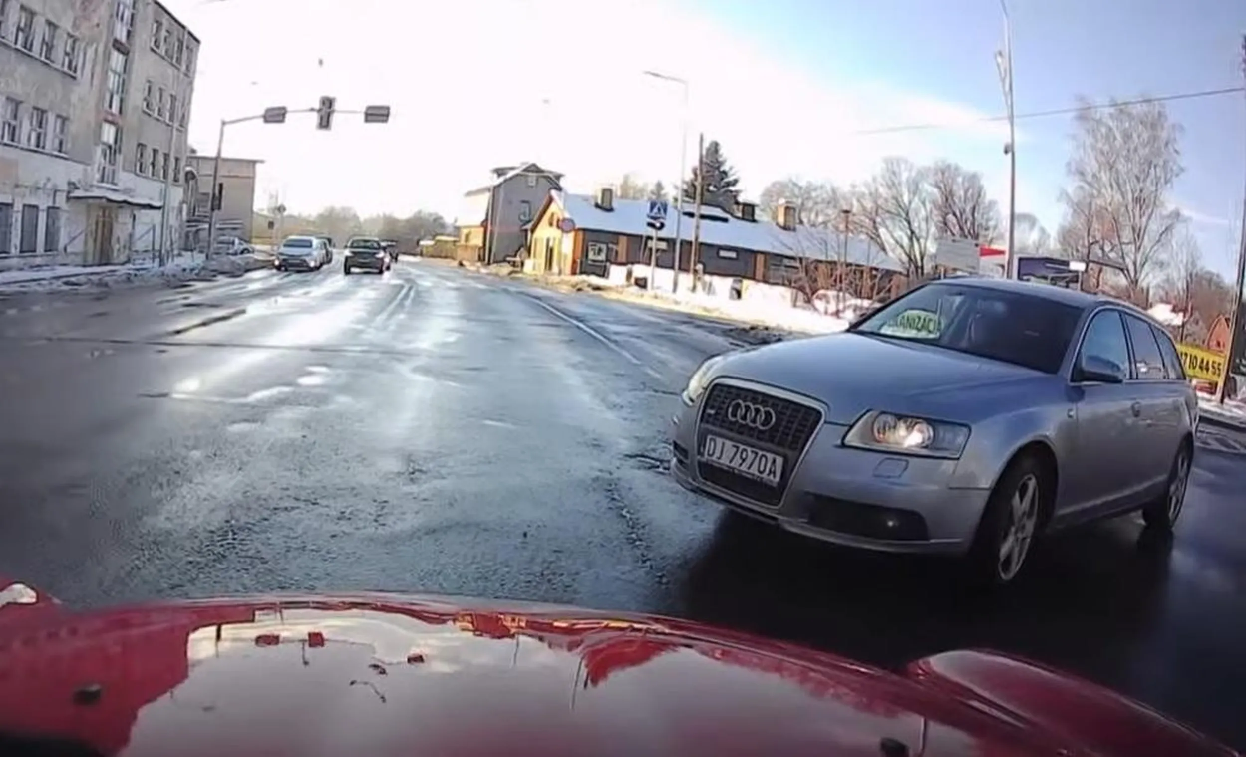 Uwaga na degenerata, przelatuje na czerwonym. Potencjalny zabójca.