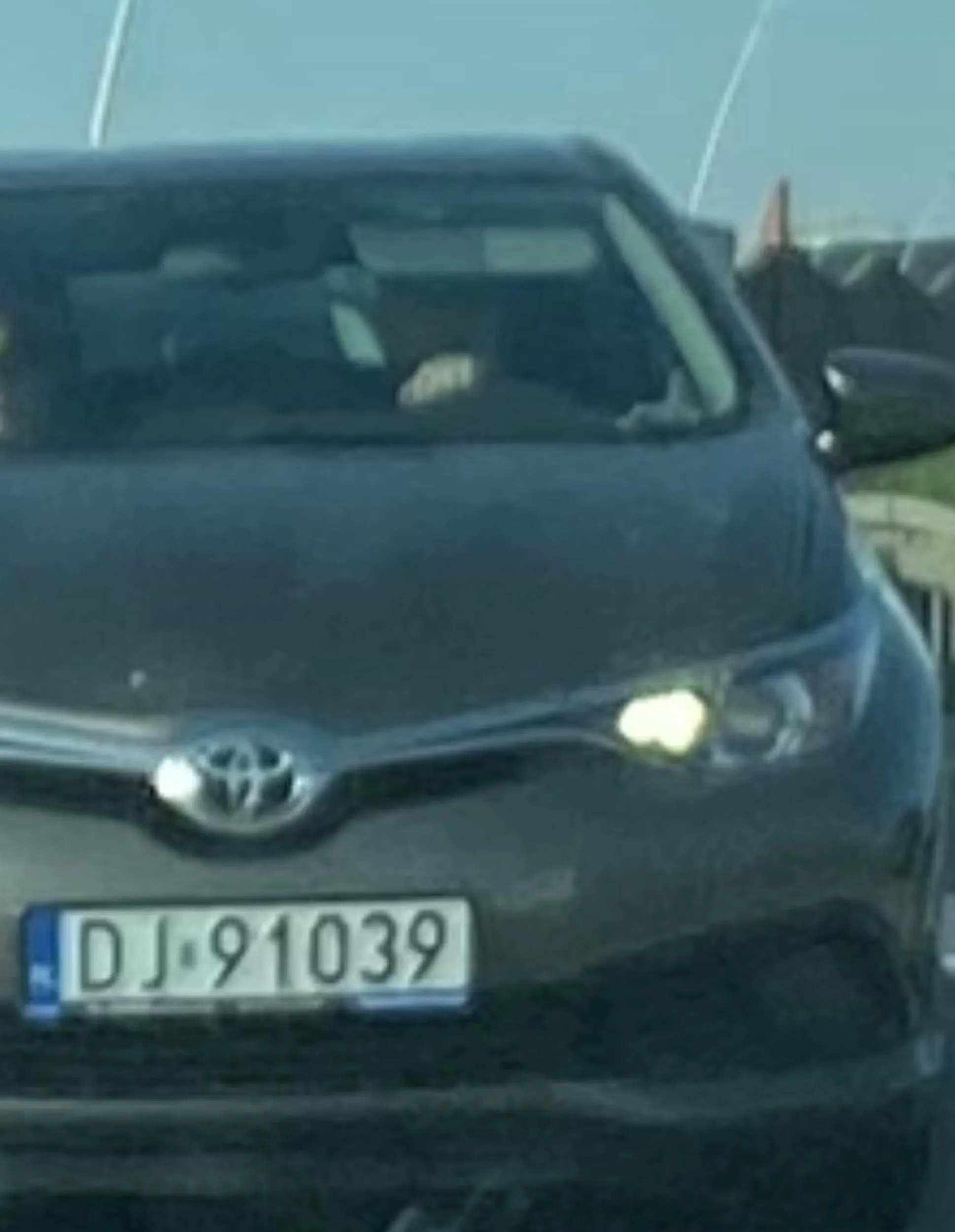 Kierowca totalny półgłówek. Po pierwsze zatrzymał auto zaraz za zakrętem zjazdu z A8 na lotnisko Wrocław. Nie ustawił trójkąta ostrzegawczego, a wiecie co zrobił, poszedł się wyszczać na ekran dźwiękochłonny. Każdy kto tam jeździ wie, jakie zagrożenie stwarzał!!! I wszystko to o 7 rano!