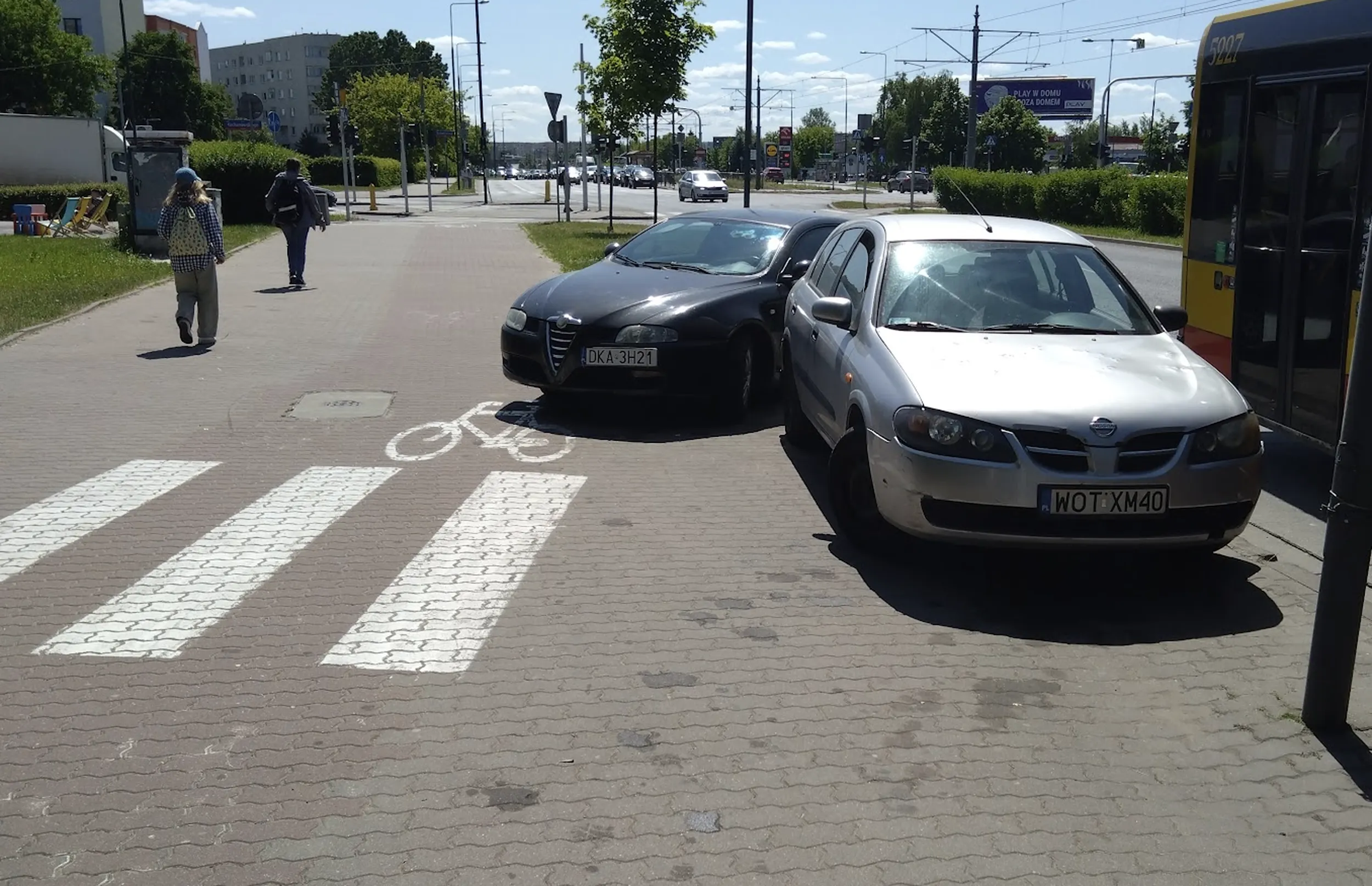 Regularnie parkuje w tym miejscu na chodniku lub ścieżce. Straż miejska nie reaguje.