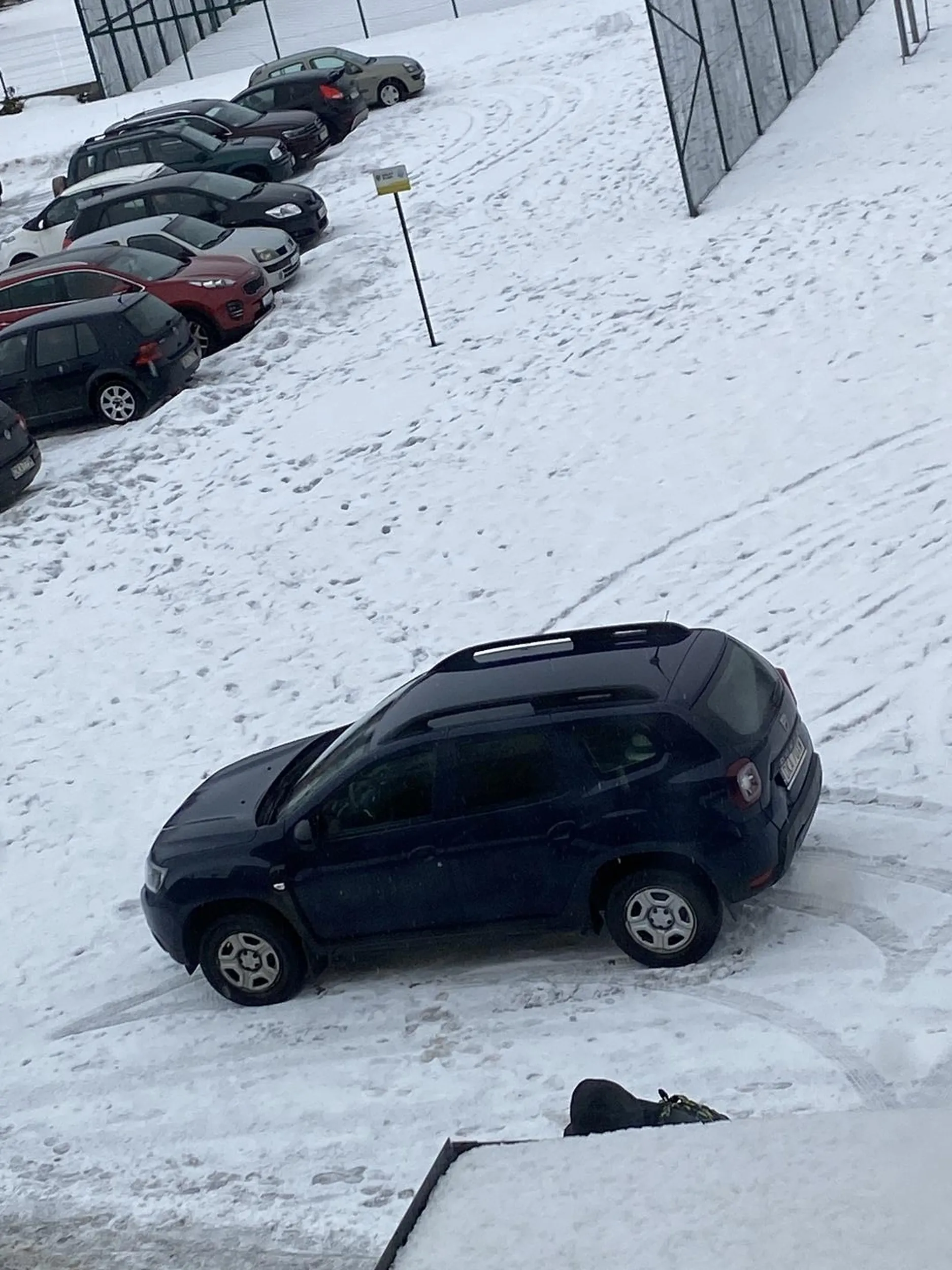 kierowca partii nazistowskiej parkuje w miejscu niedozeolonym samochodem bez klimatyzacji