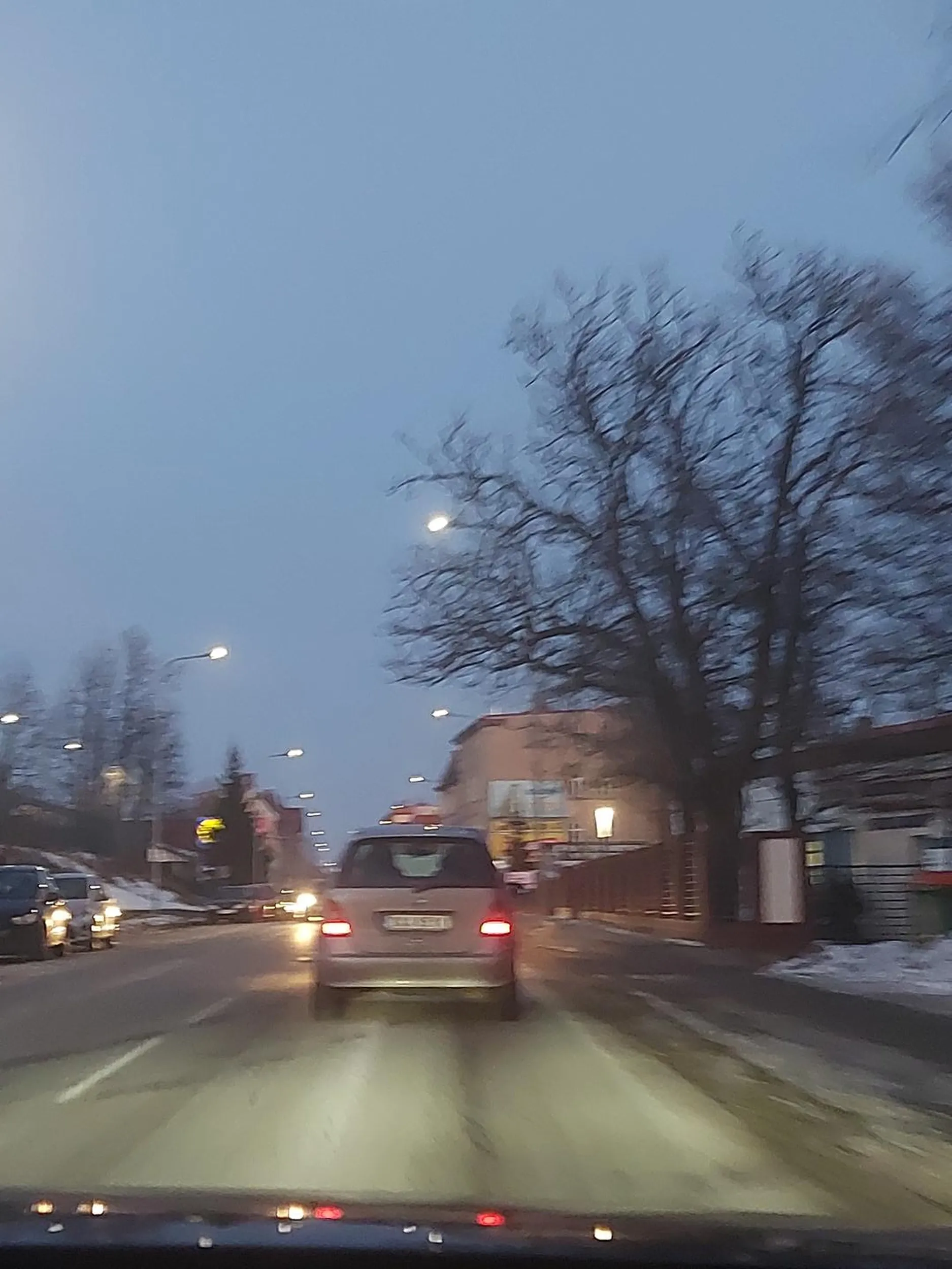 Naucz się jeździć babo, tak ciężko auto zaparkować po ludzku na parkingu obok i sie przejść 10 kroków? A jak juz stajesz sobie na srodku drogi to chociaz stan przy krawędzi.. a o używaniu kierunków już nie wspomnę