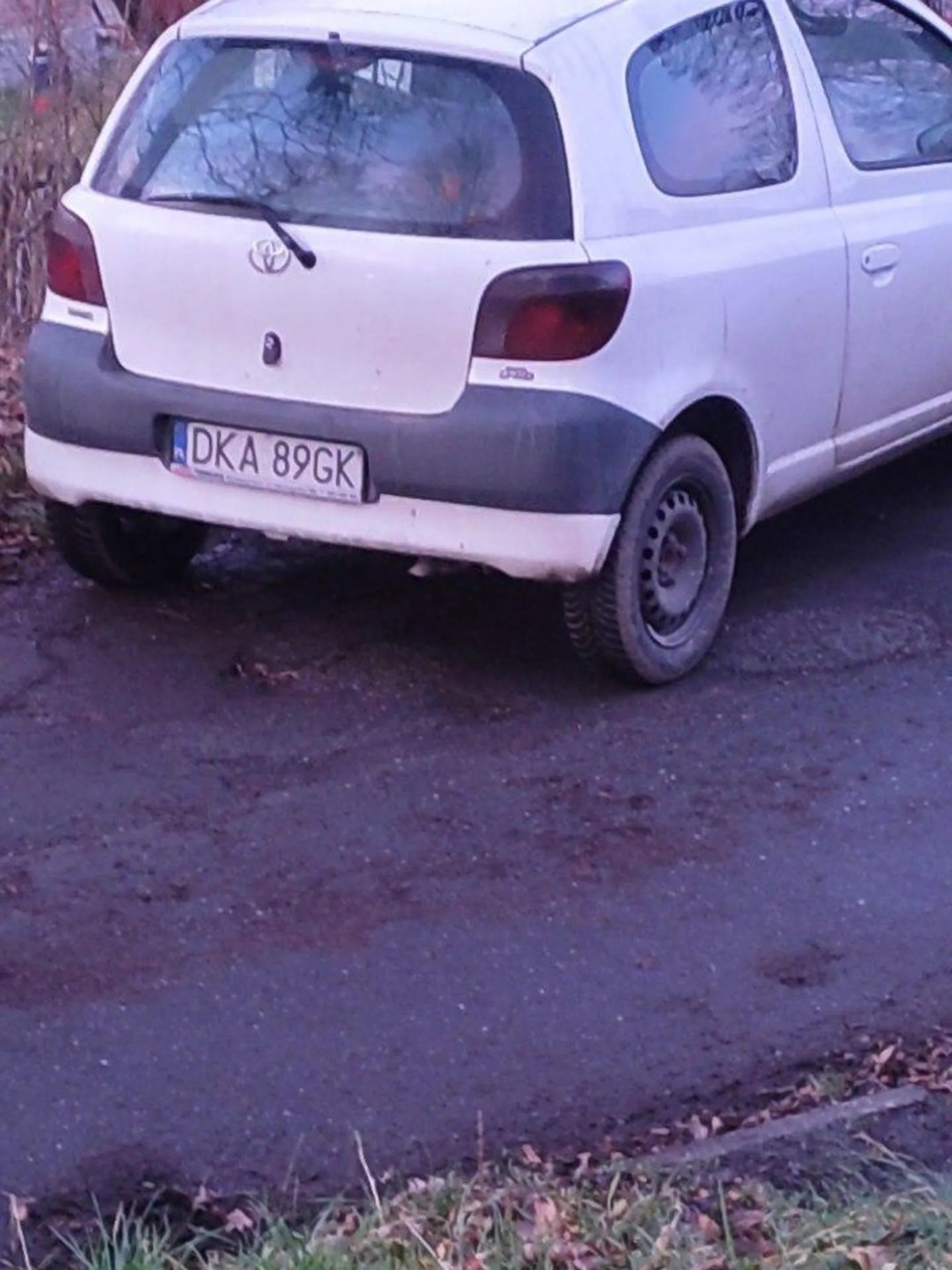 Kierowca tego pojazdu zamiast stanac troche dalej i przejsc sie to postanowil stanac jak najblizej wejscia do budynku uniemozliwiajac zadnemu samochodowi przejechac