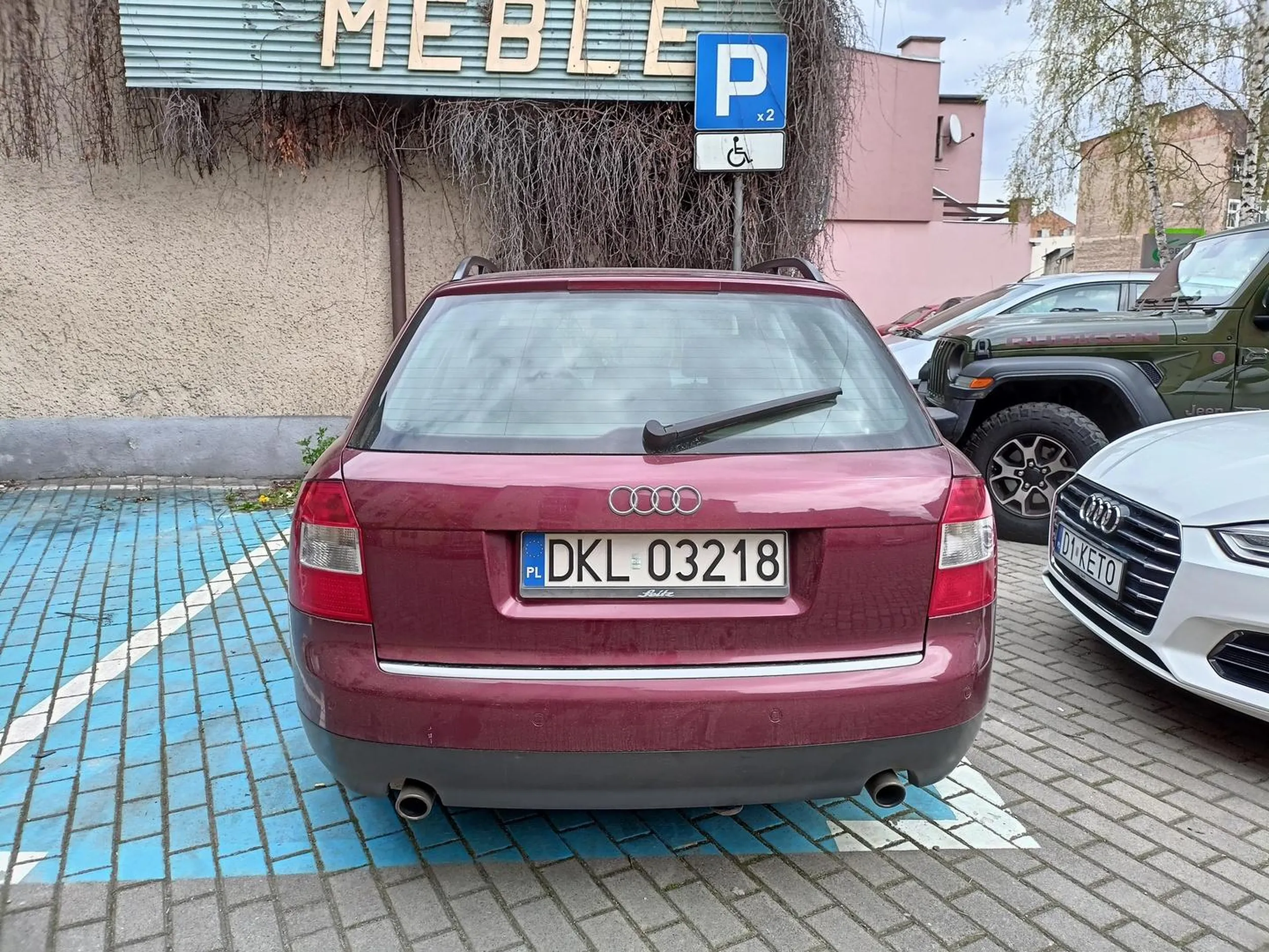 Parkowanie na miejscu dla niepełnosprawnych nie będąc niepełnosprawnym.