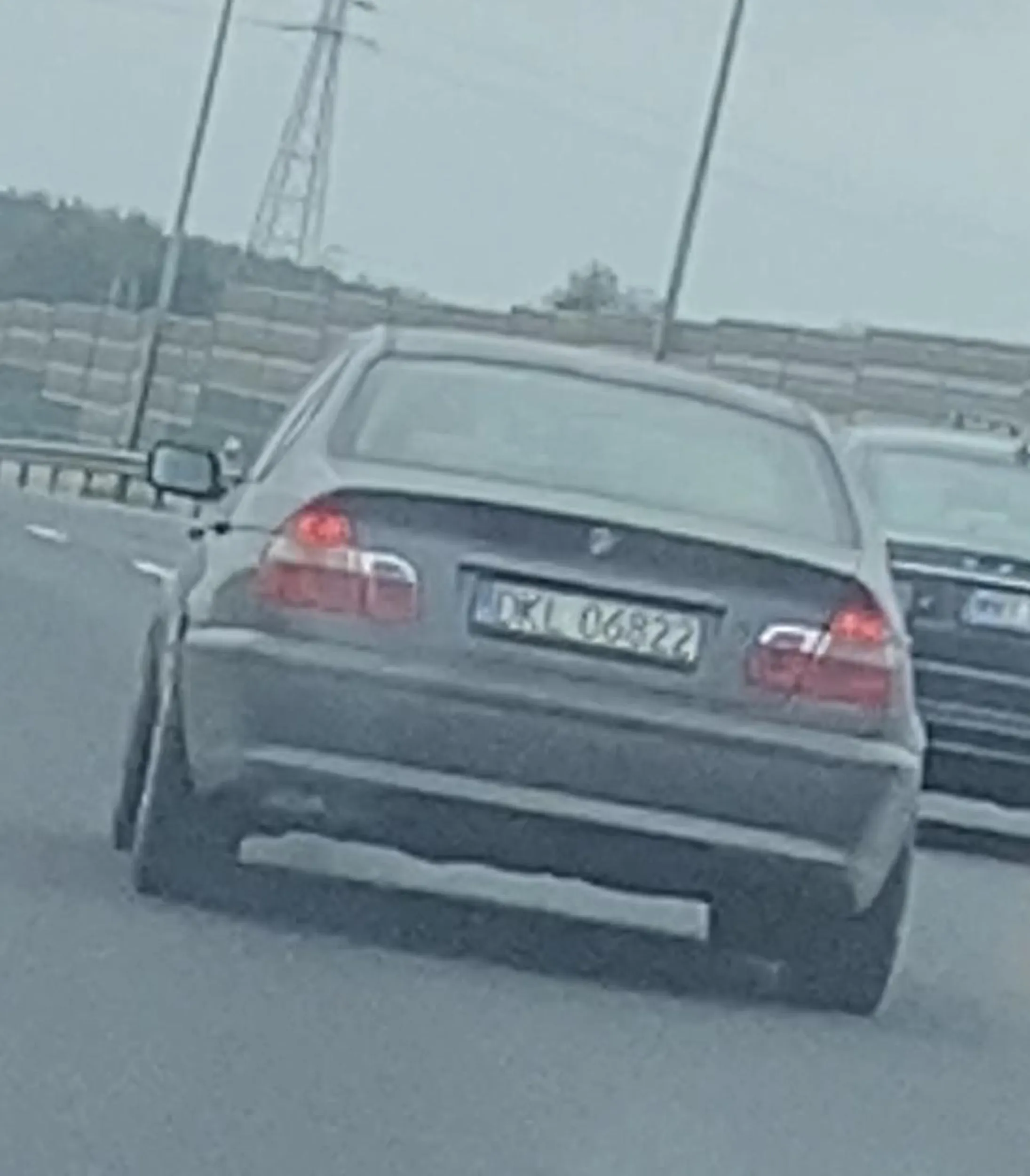 Kierowca a raczej potencjalny zabijać!!! Na drodze numerze S8, z Wyszkowa w kierunku stolicy wyprzedza prawą stroną, na tak zwanego trzeciego stwarzając przy tym ogromne zagrożenie dla innych uczestników ruchu. Droga dwupasmowa ale tek kierowca nie zna przepisów ruchu drogowego. Zajeżdża wszystkim drogę i zwalnia… Nagrania z rejestratora wysłanie na komendę główna policji. Powinien stracić uprawnienia do kierowania pojazdem i ukarany.