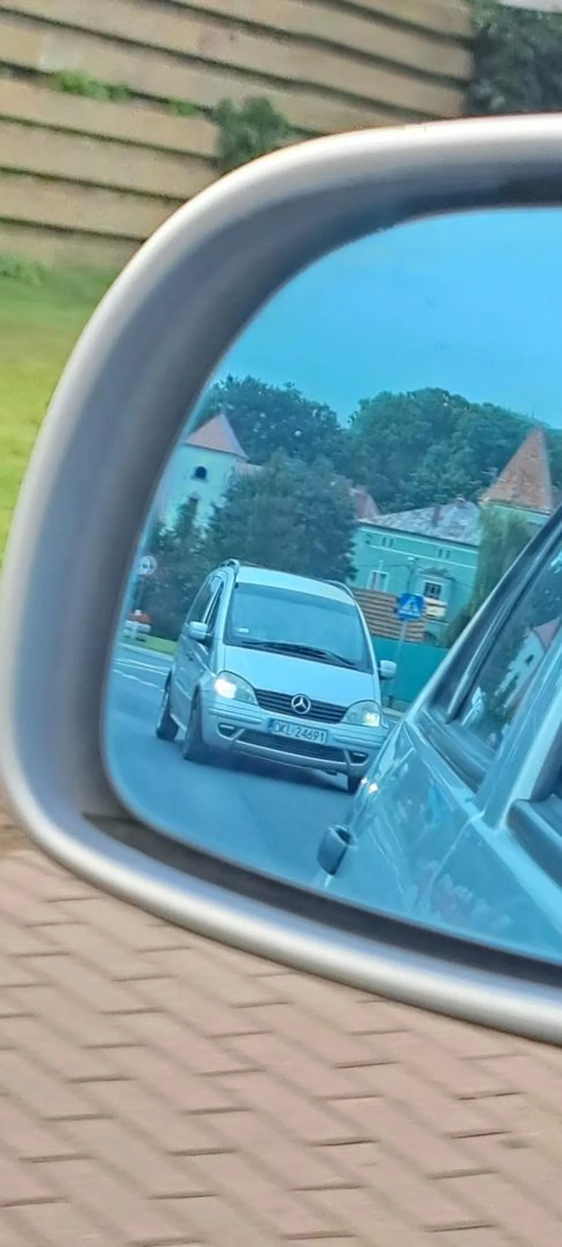 Kierującą nie umie wykonać poprawnie manewru wyprzedzania.Przerasta ją jazda po drodze krajowej.Podjezdza pod zderzak i wyskakuje z niego widząc auto z naprzeciwka, czym zmusza do hamowania .Zdążyła się schować za nas. Jeszcze kilkukrotnie podjeżdżała podjeżdżała zderzak będąc praktycznie w naszym bagażniku.
