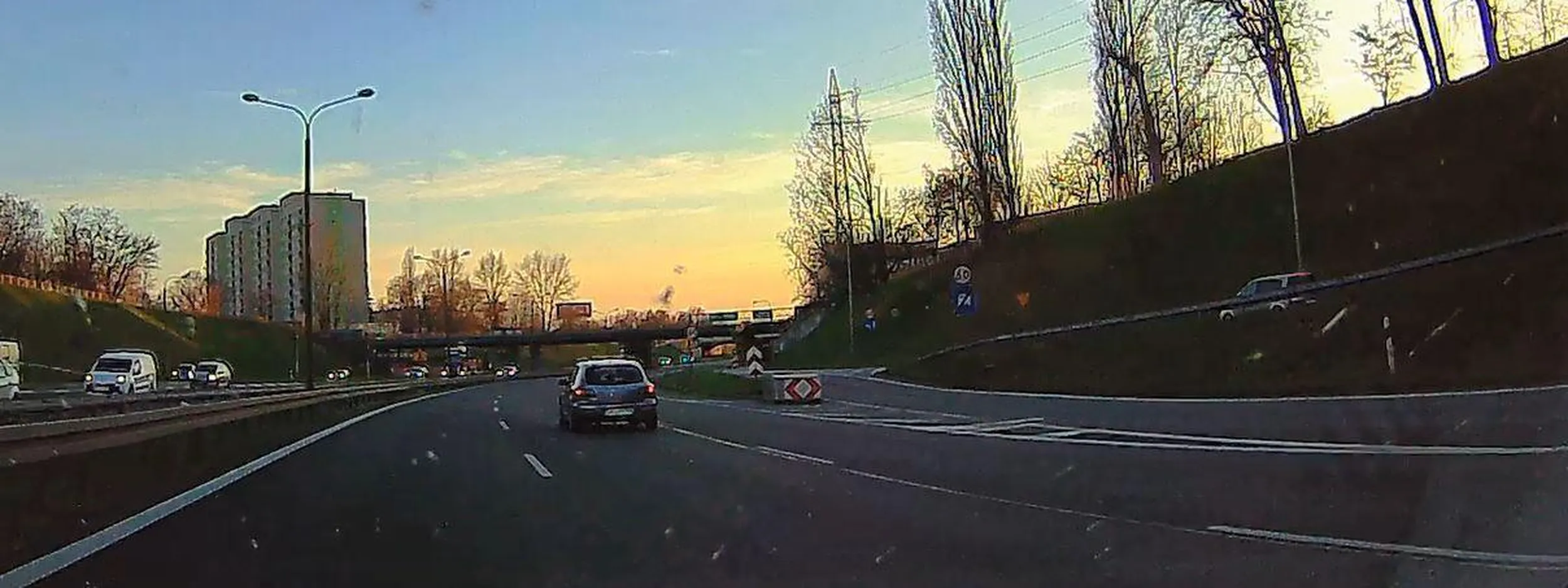 Po co jechać zgodnie z przepisami, skoro można jechać ekspresówką środkiem i mieć innych w poważaniu. Typowe Kłodzko jest typowe.