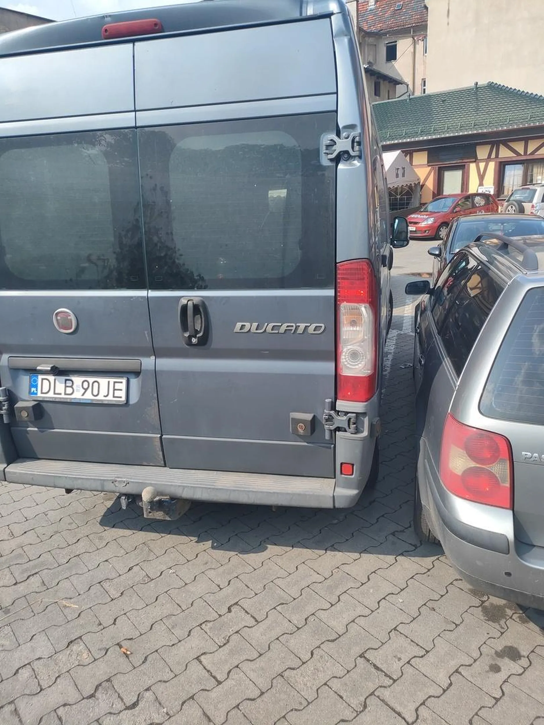 Pan kierowca twierdzi że nie wyjechał za linie parkowania i że kobieta mogła się trochę pogimnastykować i od strony pasażera wsiąść