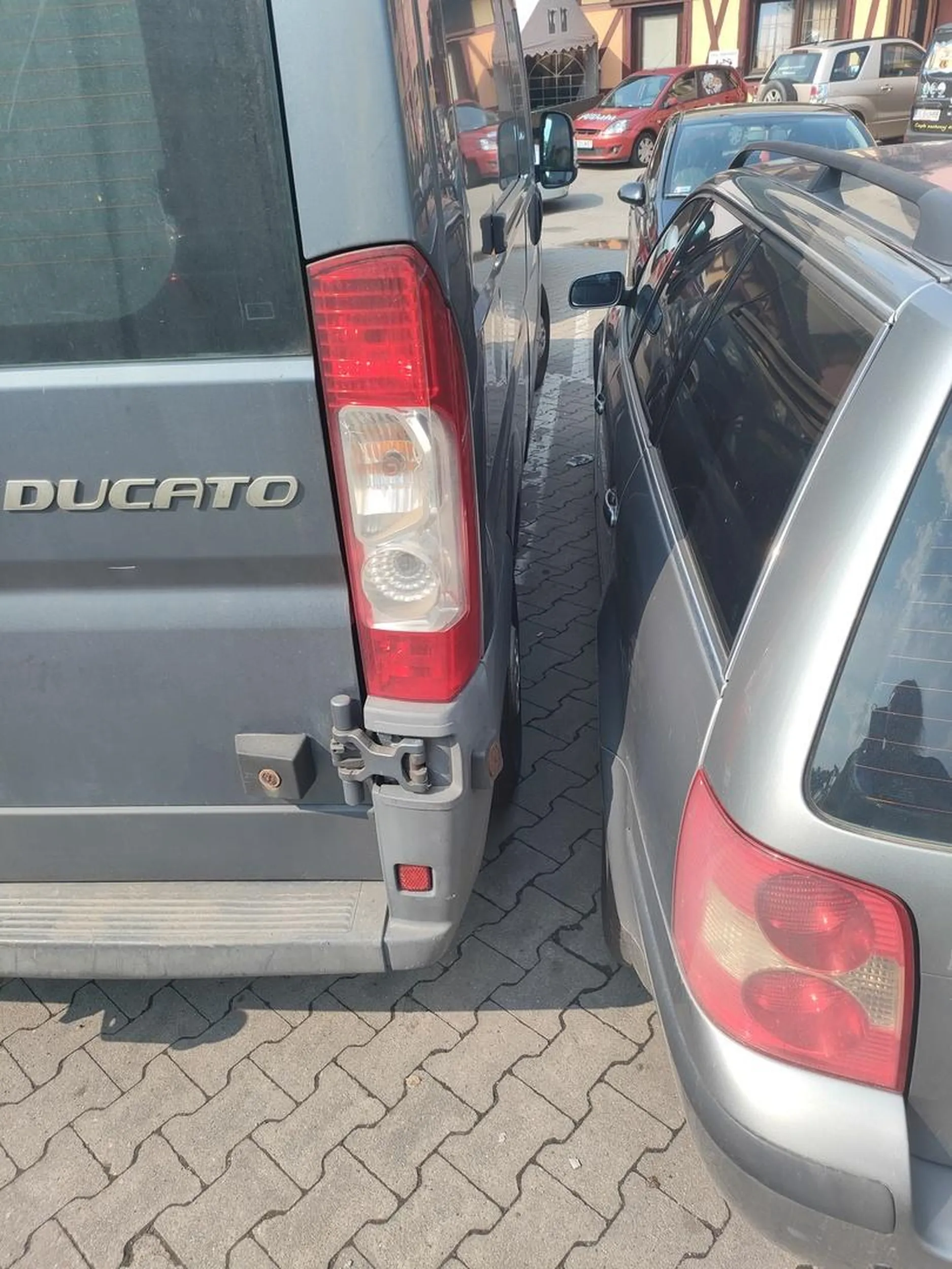 Pan kierowca twierdzi że nie wyjechał za linie parkowania i że kobieta mogła się trochę pogimnastykować i od strony pasażera wsiąść