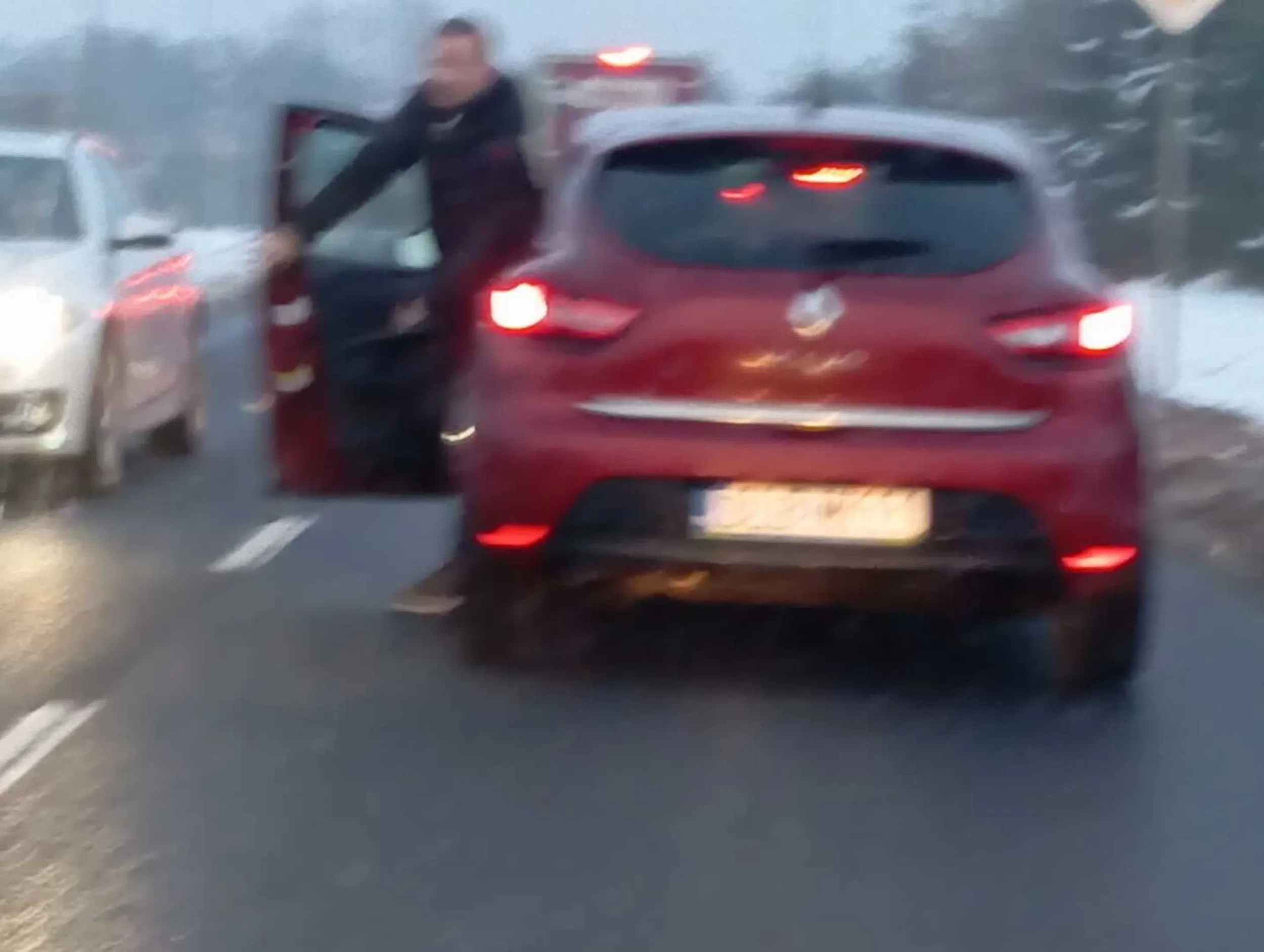 Kierowca zajeżdżał, gwałtownie hamował , zastraszał wysiadając z auta , zastraszał chwaląc się że jest policjantem. Uwaga na trasie Bielany Wrocławskie - Ślęza - Wysoka...