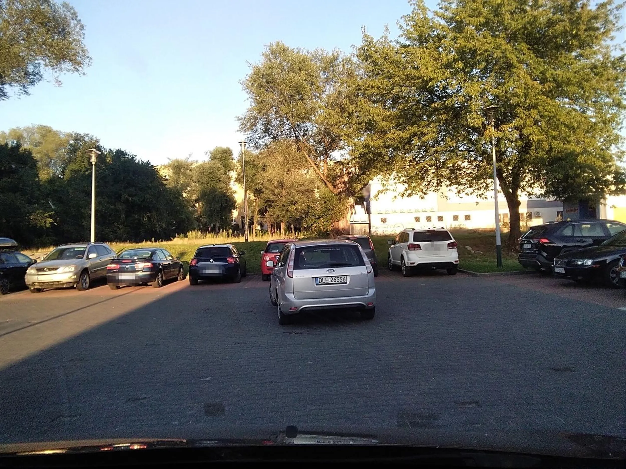 Parkuje jak chce, gdzie chce i kiedy chce zastawiając inne pojazdy. Miejsce: Parking przy basenie w Skawinie.