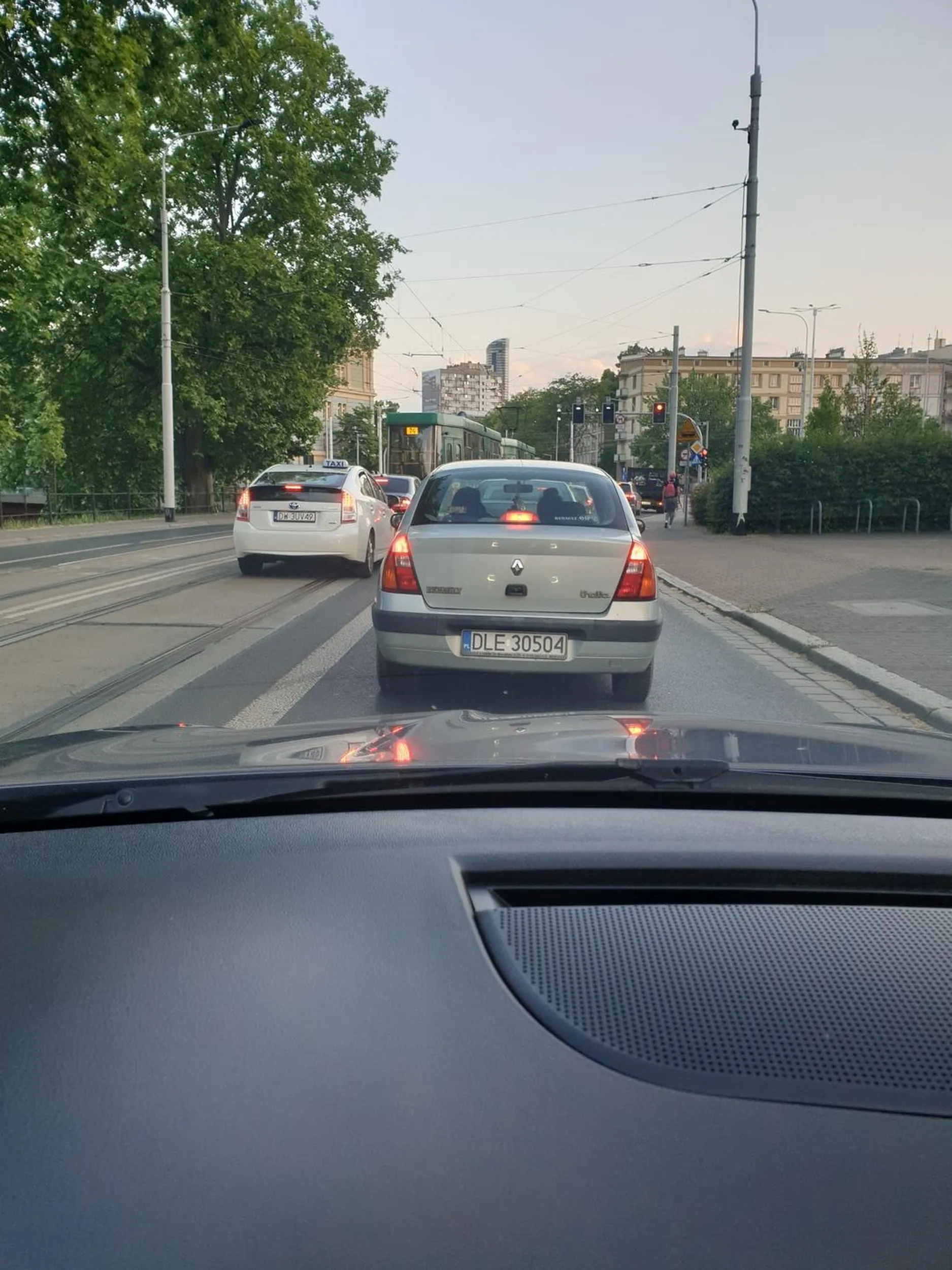 Wieśniaczki wyrzucające pety przez okno. Wrocław ul. Podwale. Na wieś pod Legnicę tam śmiecić. Dwie piczki.