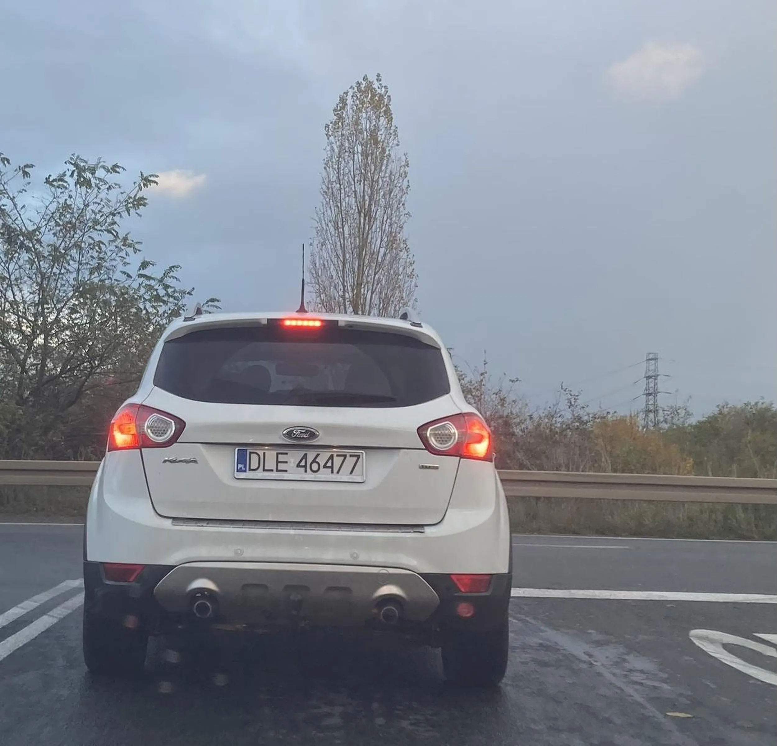 Agresywny łysy kierowca, zapierdala po A4 z ogromną prędkością i miga długimi każdemu kto zjedzie na lewy pas. Nie pozdrawiam również jego dziewczyny (?) siedzącej obok ( wypindrzona patusiara spod klubu)