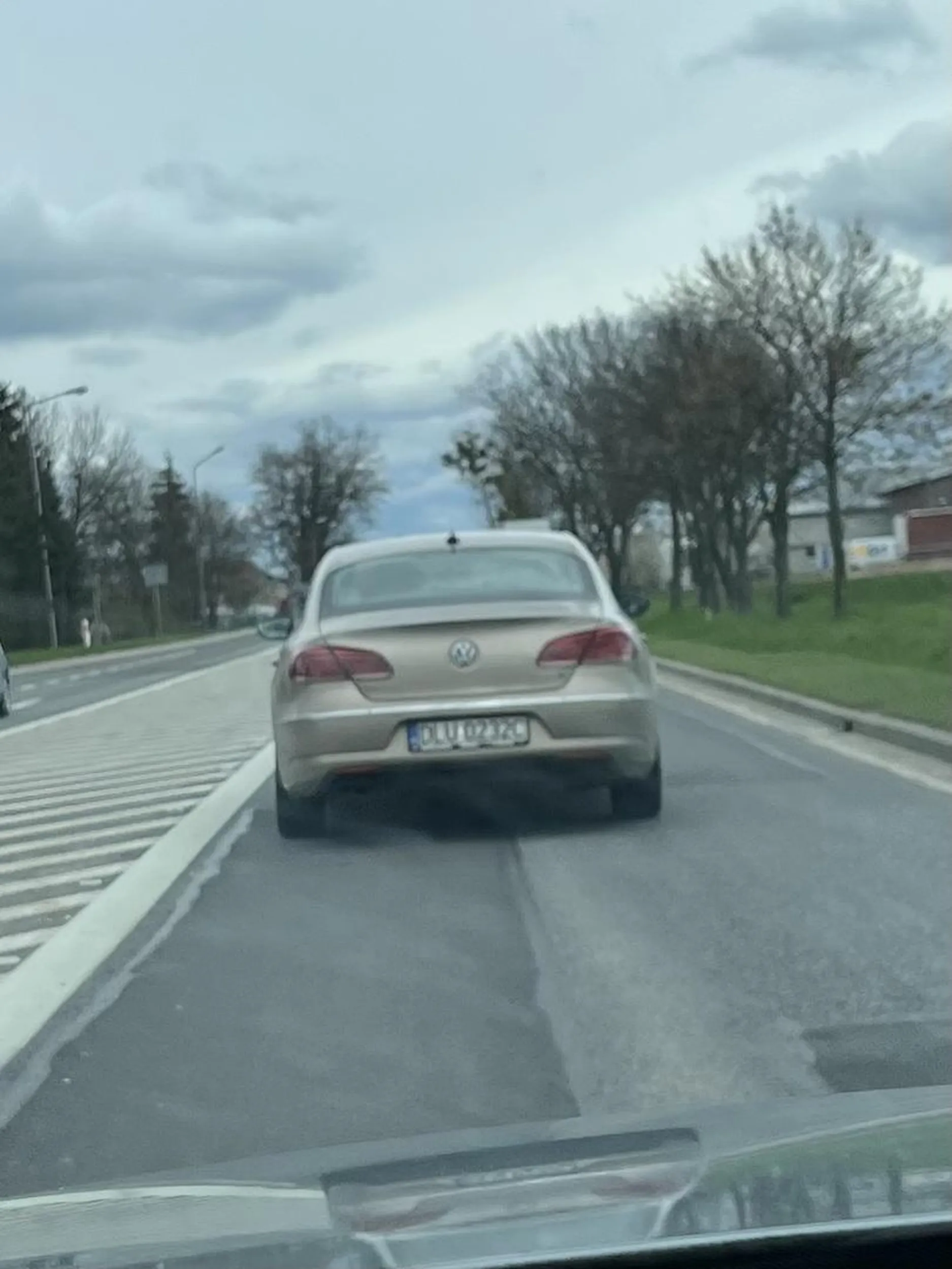 Swoje problemy psychiczne i frustracje można leczyć u specjalisty. :) Już dawno nie spotkałem na drodze takiego imbecyla.