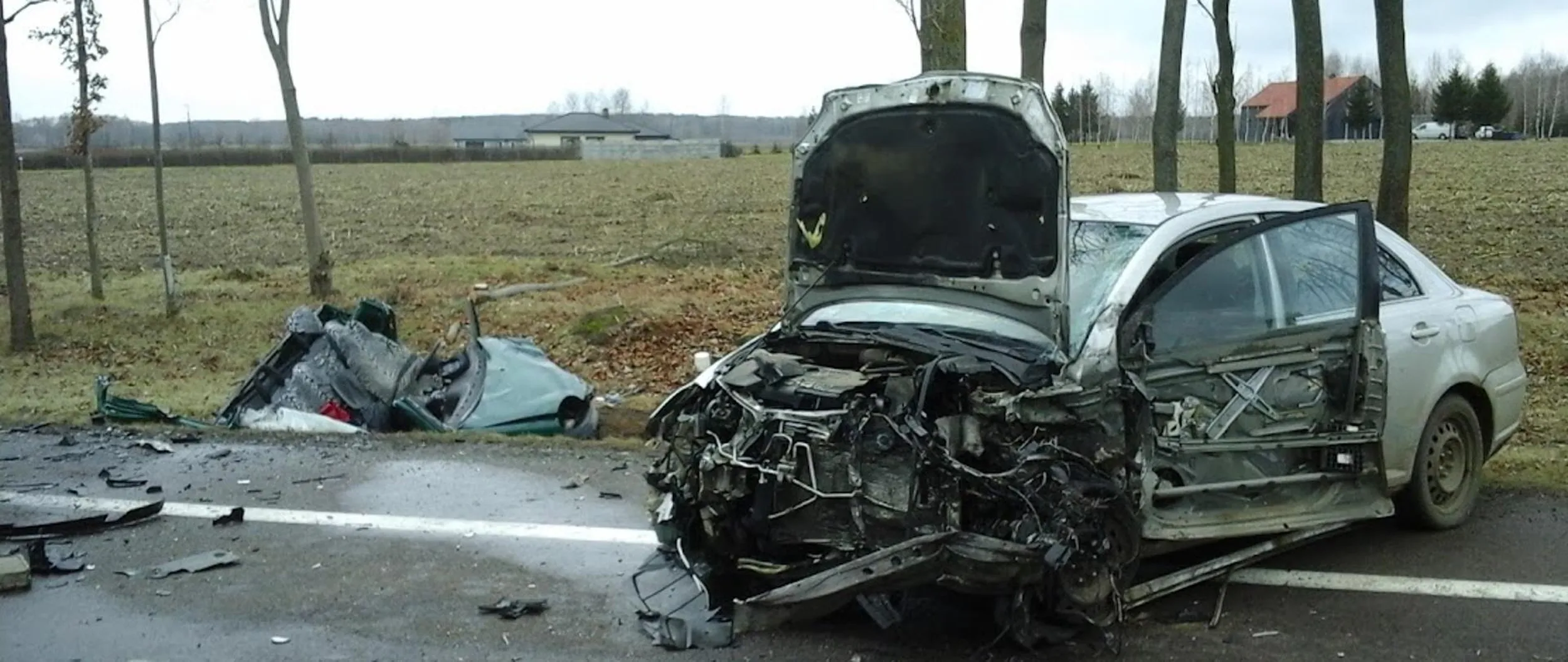 Gość z Toyoty który ledwo potrafi jezdzić, chyba prawojazdy w chipsach wygrał. Fura rozpieprzona jak przydrożna karyna. Nie polecam..
