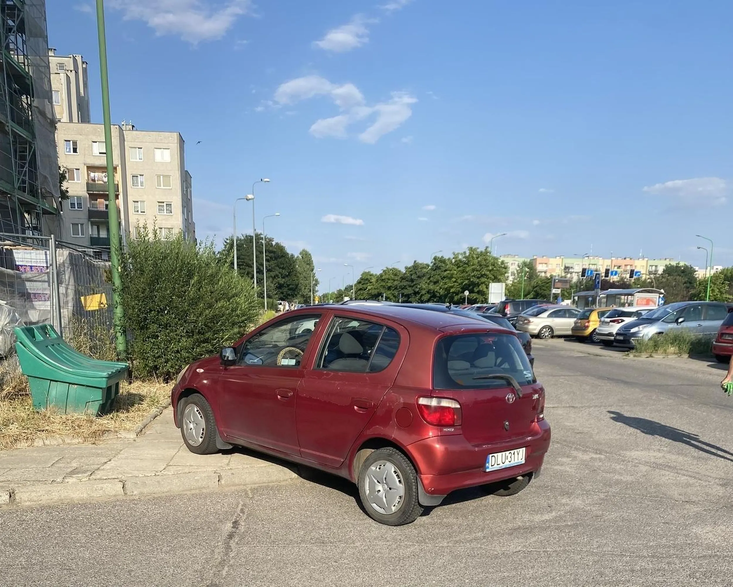 Tak parkuje ameba „zostawiając” pół metra na chodniku dla pieszych!
