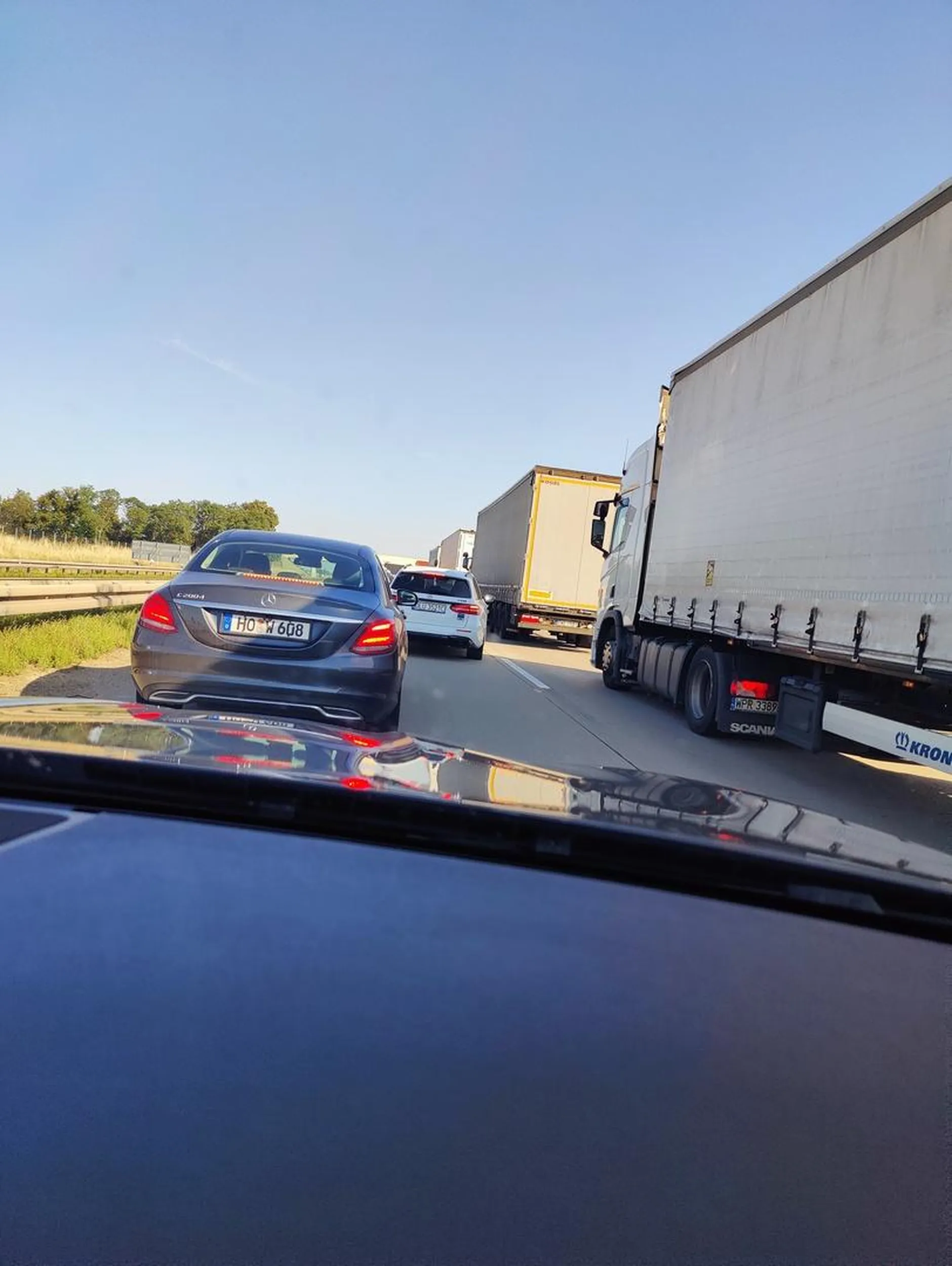 Koles chce zabic siebie, ale przy okazji tez kogoś innego. Wyprzedzanie po prawej na zakorkowanej A4, hamowanie awaryjne na zderzaku. Ogólnie baran, który prędzej czy później skończy na drzewie.