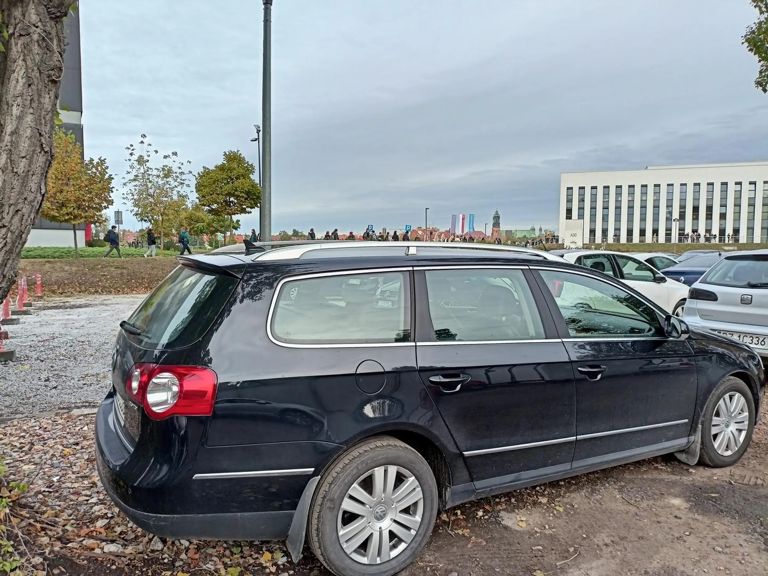 Zaparkować na wyjeździe z parkingu i zablokować auta się na nim znajdujące? Czemu nie?!