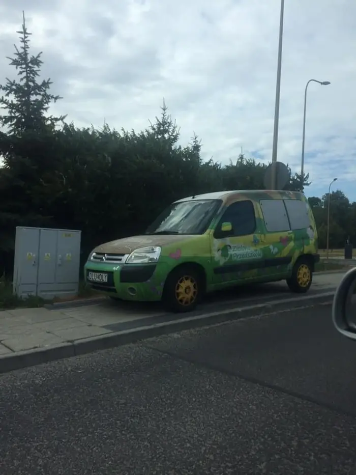 Fajnie się parkuje na chodniku,