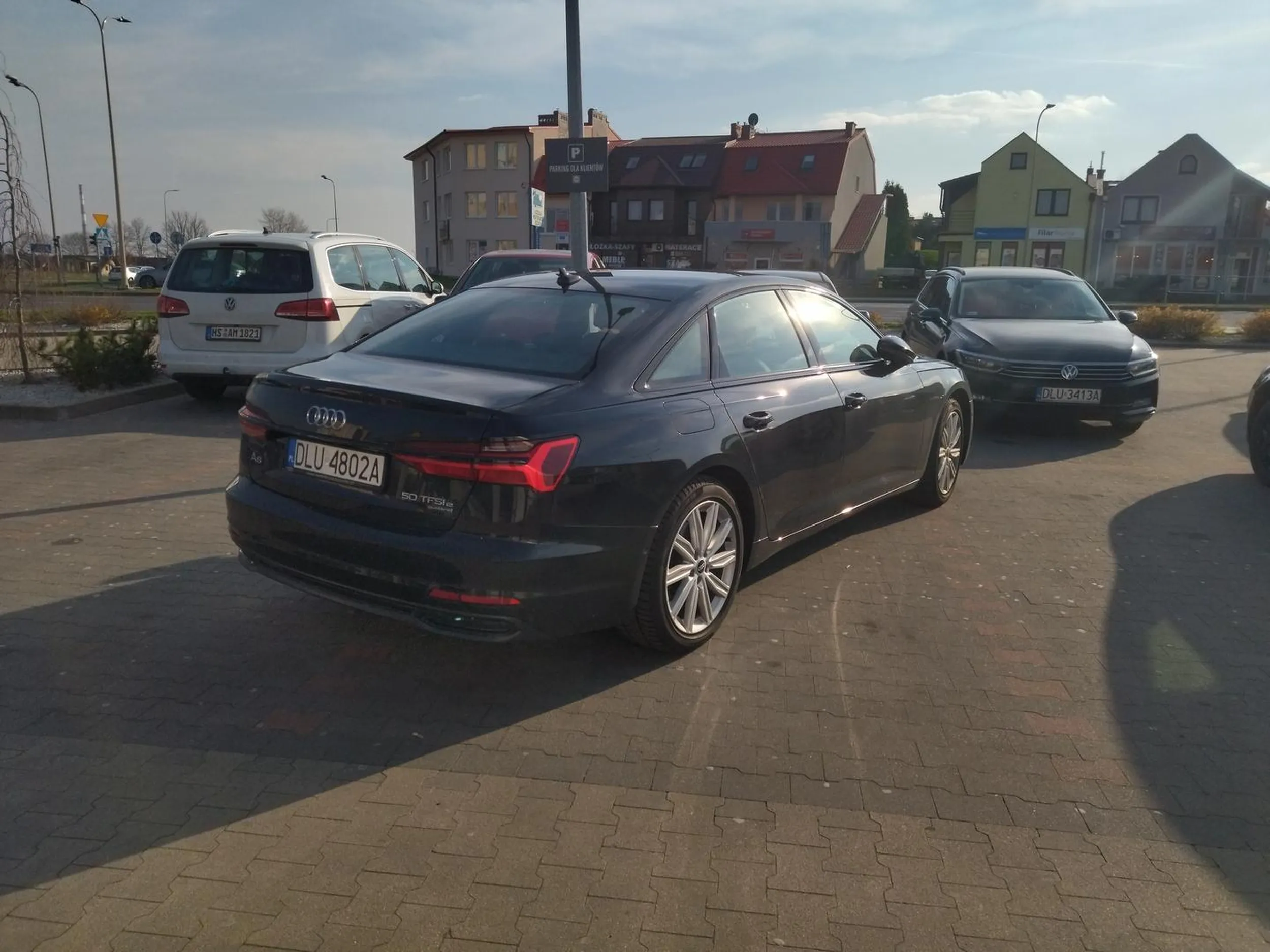 Kierowca zaparkował na 3 miejscach parkingowych zaraz na przeciwko wejścia do sklepu Lidl.