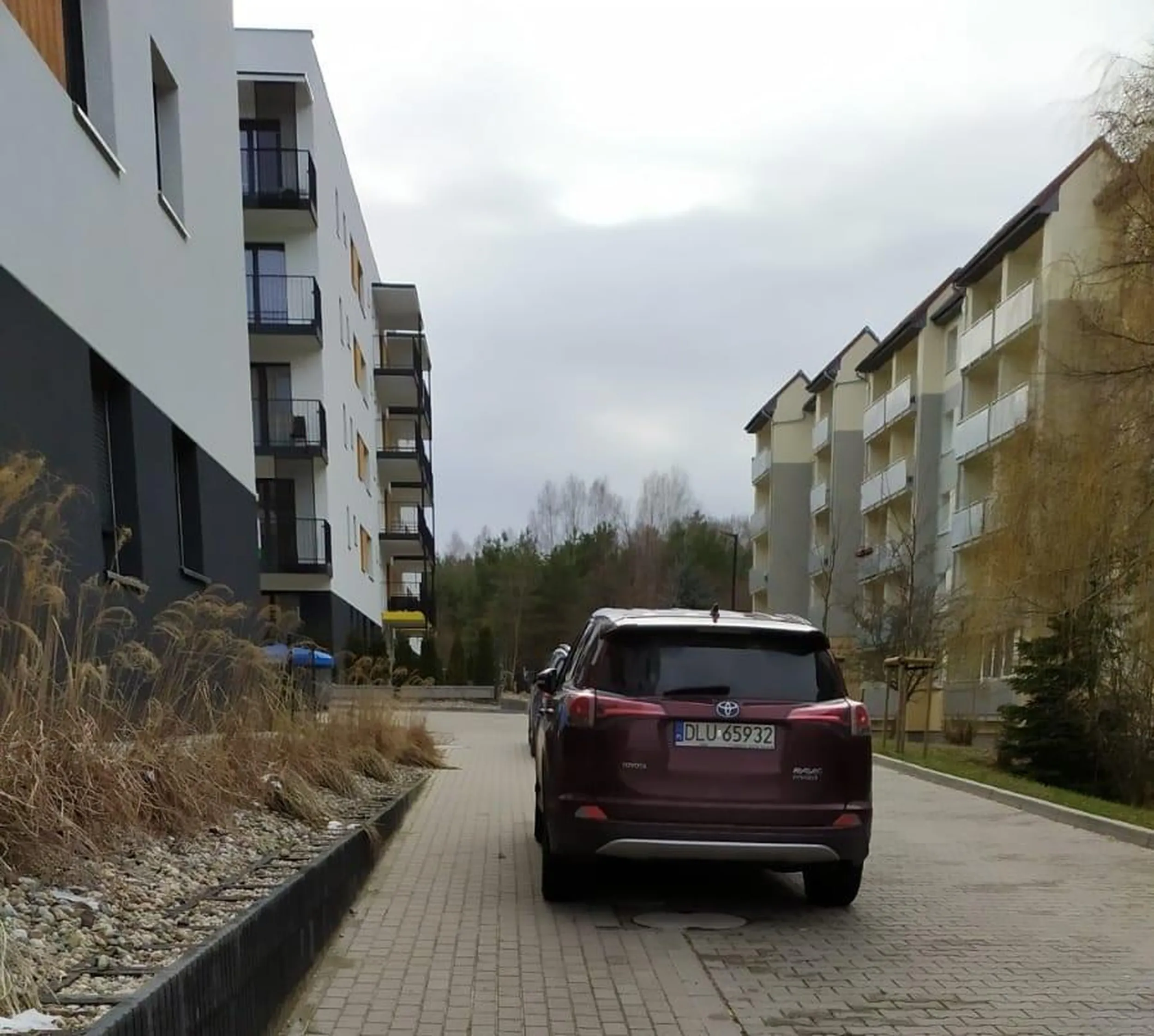 Kierowca notorycznie staje na chodniku, mimo zwrócenia uwagi dalej to robi. Sprawą najwidoczniej musi zająć się policja, by ten człowiek zrozumiał co do niego się mówi.