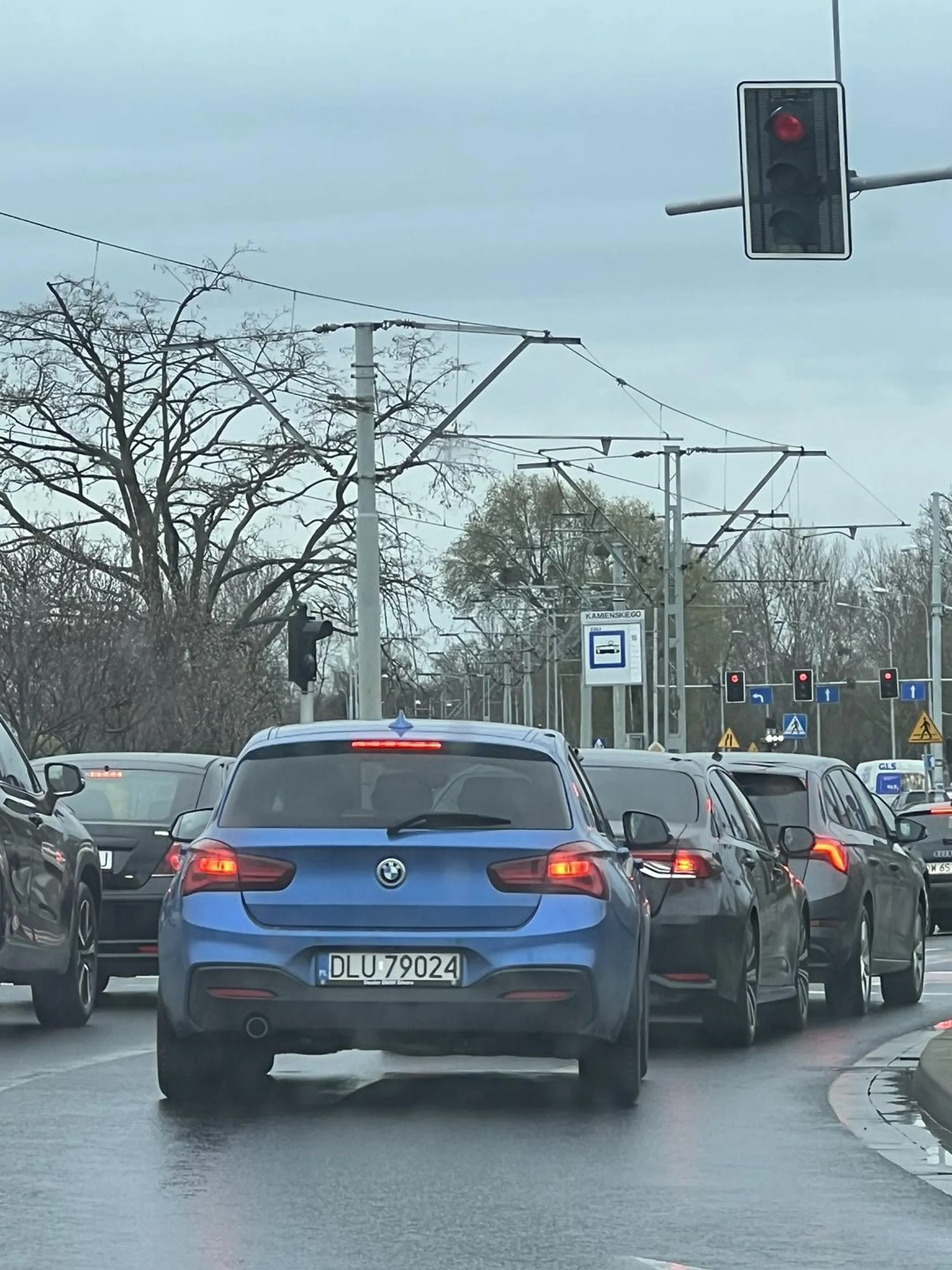 Wrocław. Nie patrzy w lusterka ani przez boczna szybę, zmienia pas na prawy bez kierunkowskazu, blisko było do zderzenia w bok auta Niebieskie BMW UNIKAĆ