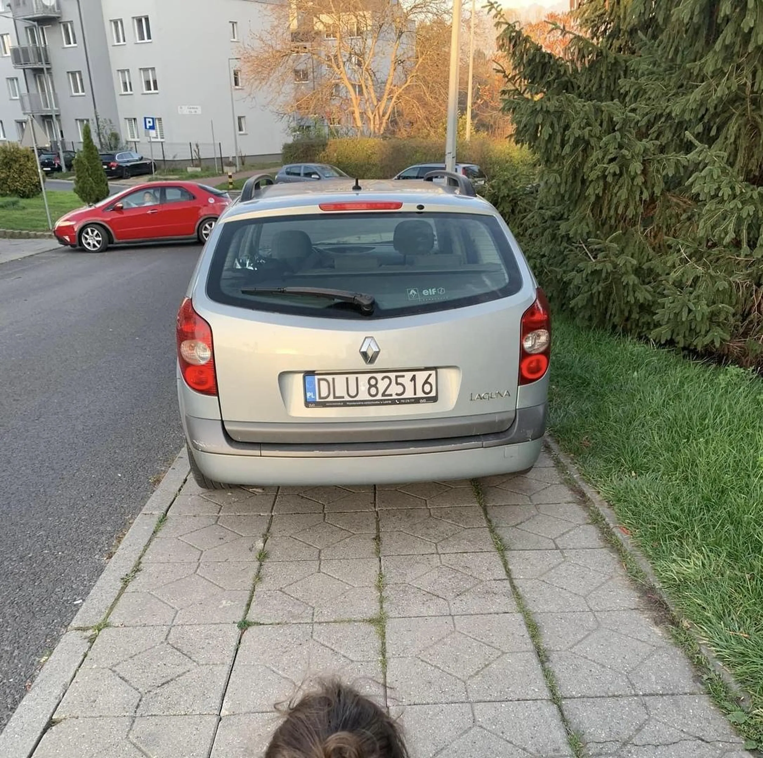 Nie ma to jak zaparkować sobie na samym srodku chodnika….