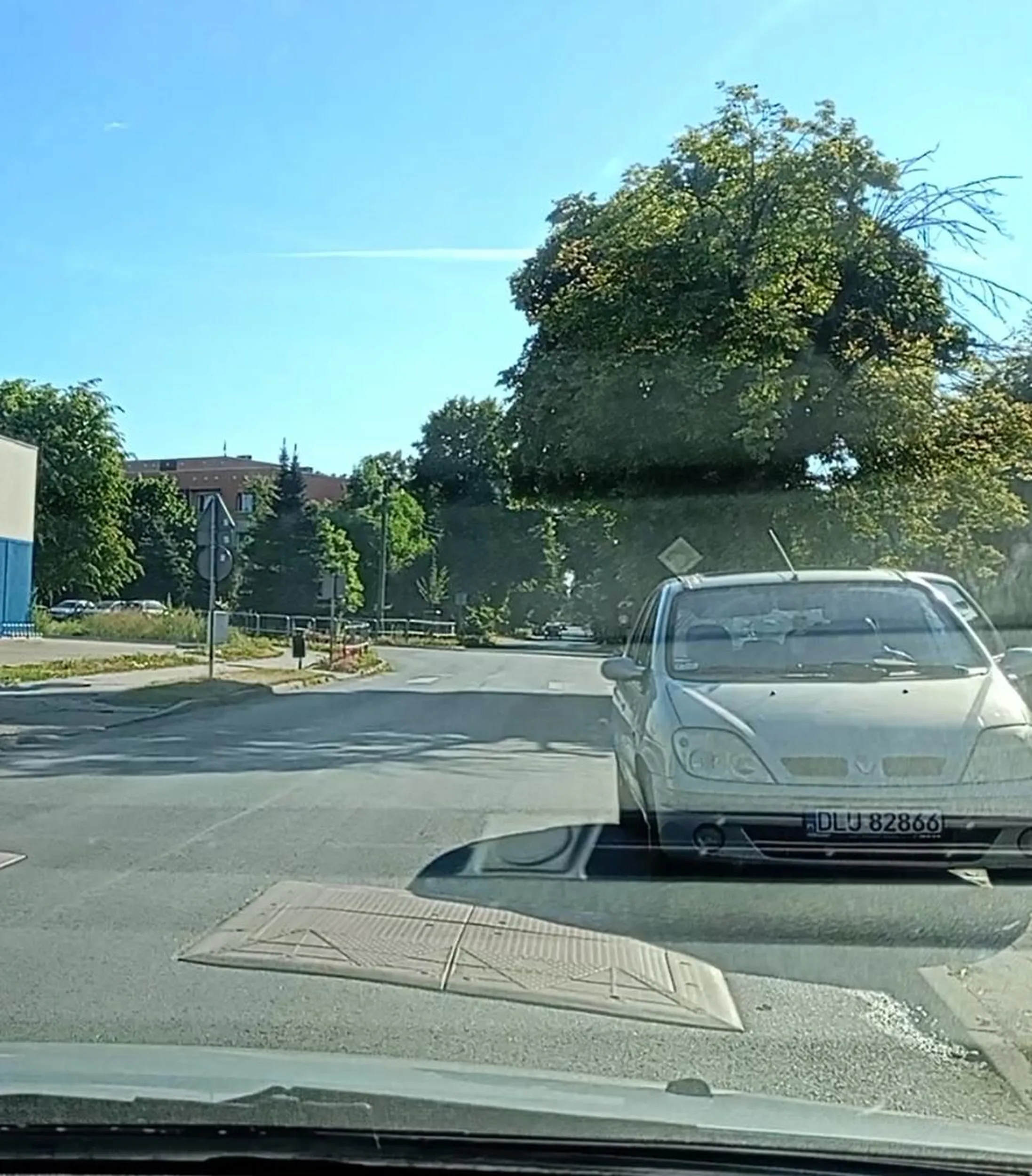 Po co wjechac na parking, jak można zastawić na niego wjazd pracując pod prąd na progu.