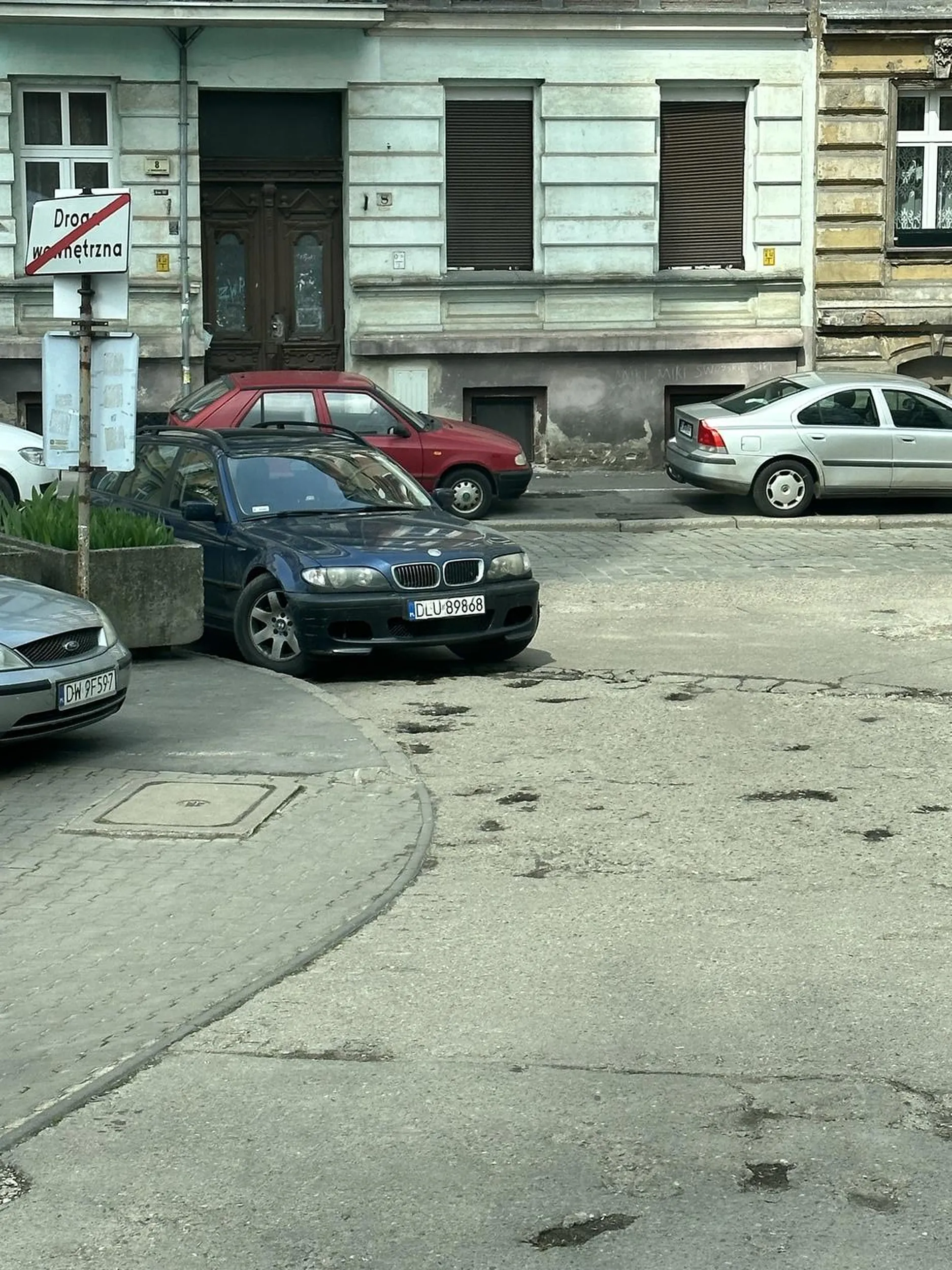 Pan lub Pani niech się nauczy parkować a nie gruza zostawia gdziekolwiek jej się podoba