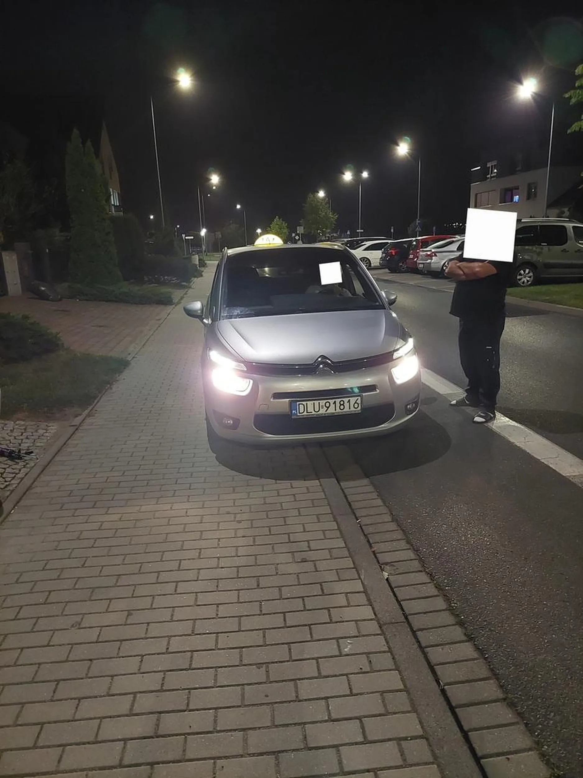 Taksówkarz zatrzymał się na chodniku i ścieżce rowerowej. Po grzecznym zwróceniu uwagi zaczął mnie wyzywać od ch... i groził pobiciem.