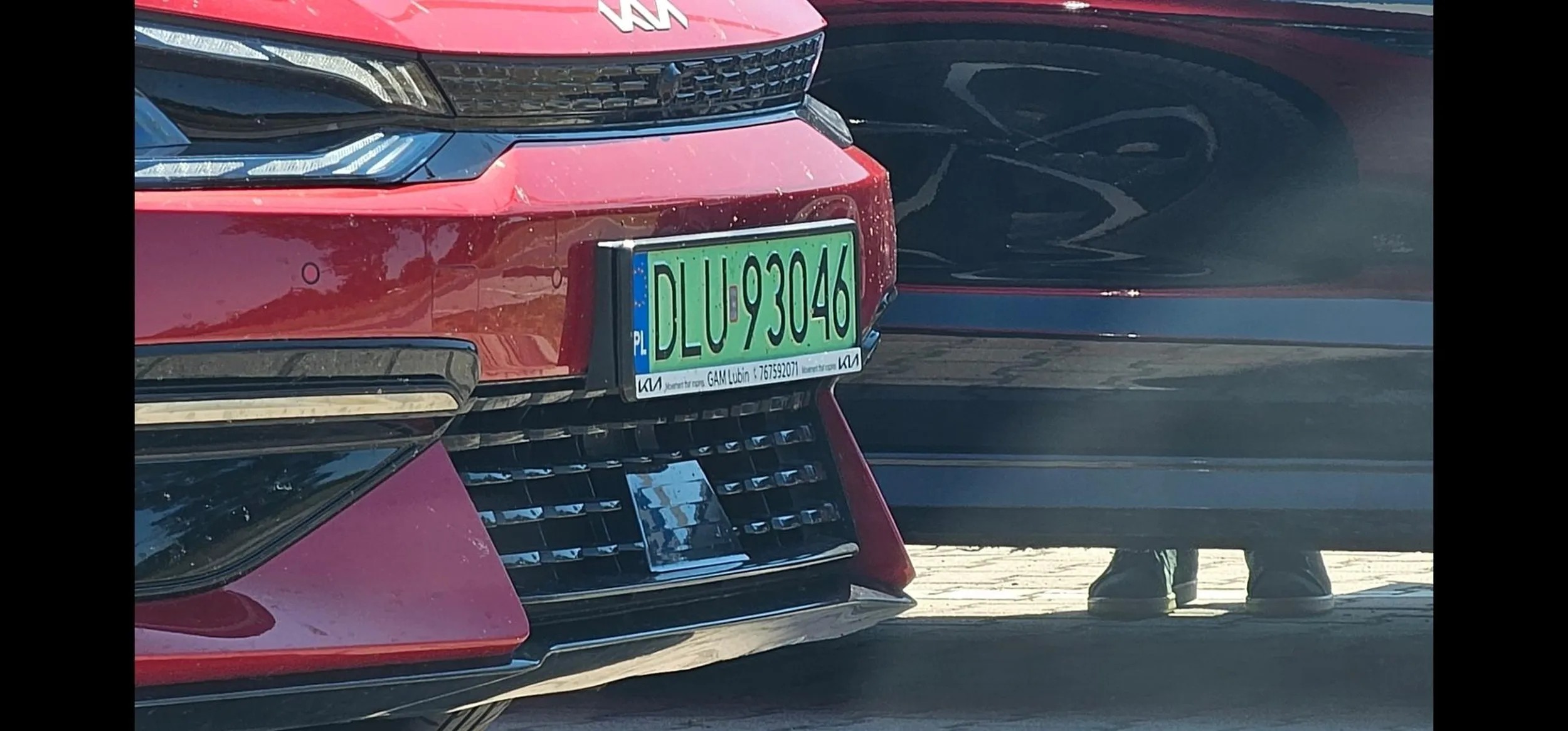 Kierowca zatrzymał się za szlabanem przed torami  kolejowym.