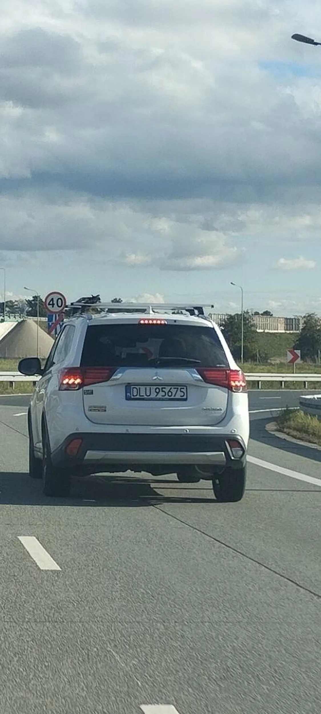 Oddaj prawko jak w czipsach znalazłeś. Na A4 jest ograniczenie do 110km/h a za zajechanie drogi żegnasz się z prawkiem. Masz szczęście, że nie mam kamerki