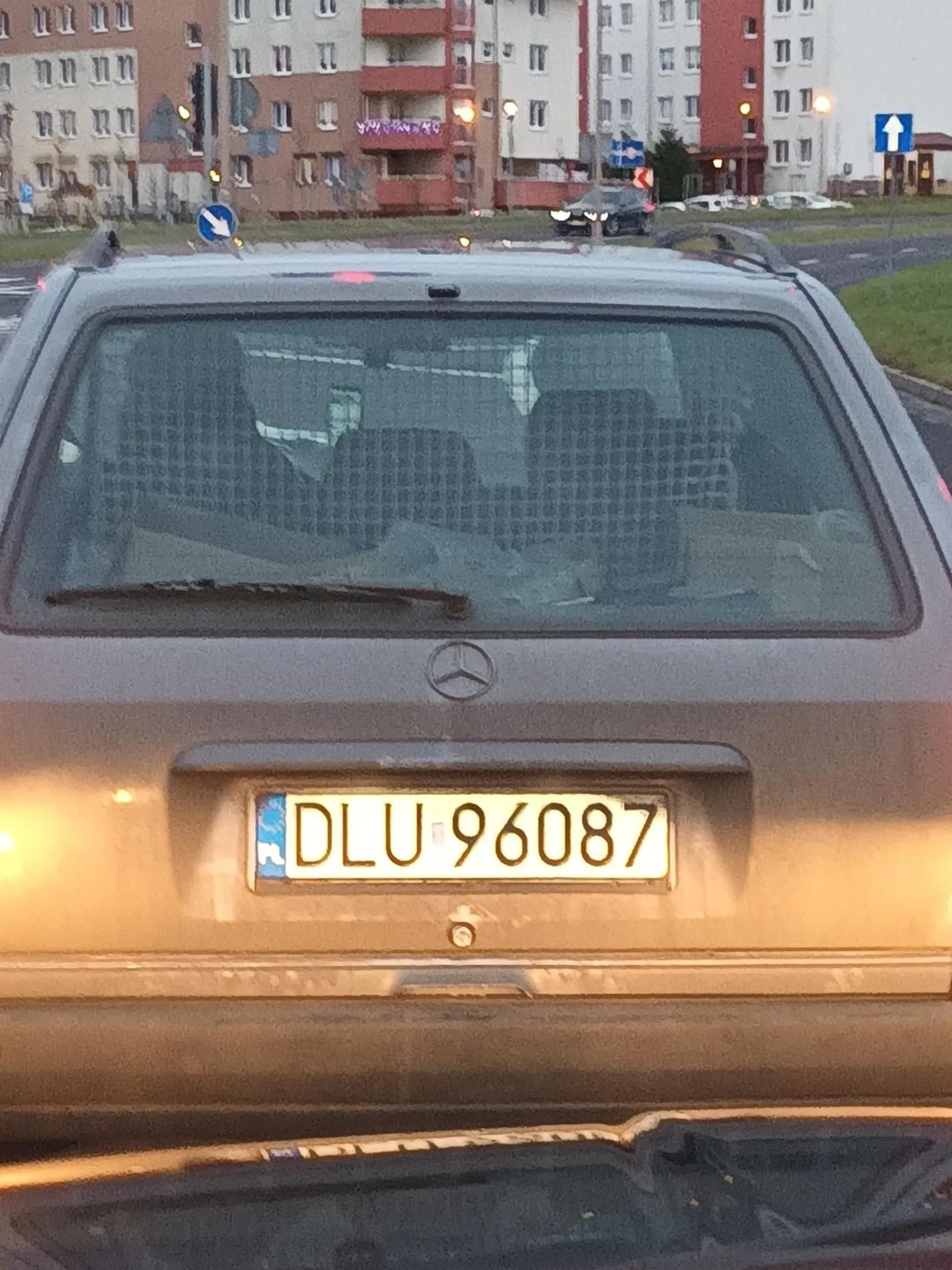 LUBIŃSKI Pirat drogowy, przekraczający prędkość w mieście grubo ponad 50km/h. Agresywny, wymuszający pierszeństwo, zajeżdżający drogę. W ciągu 5 minut mało nie spowodował 3 kolizji. Wyglądał na niezrównoważonego lub pod wpływem ośrodków odurzających. Uciekł po moim stwierdzeniu że dzwonię na Policję. Uważajcie na niego !!!