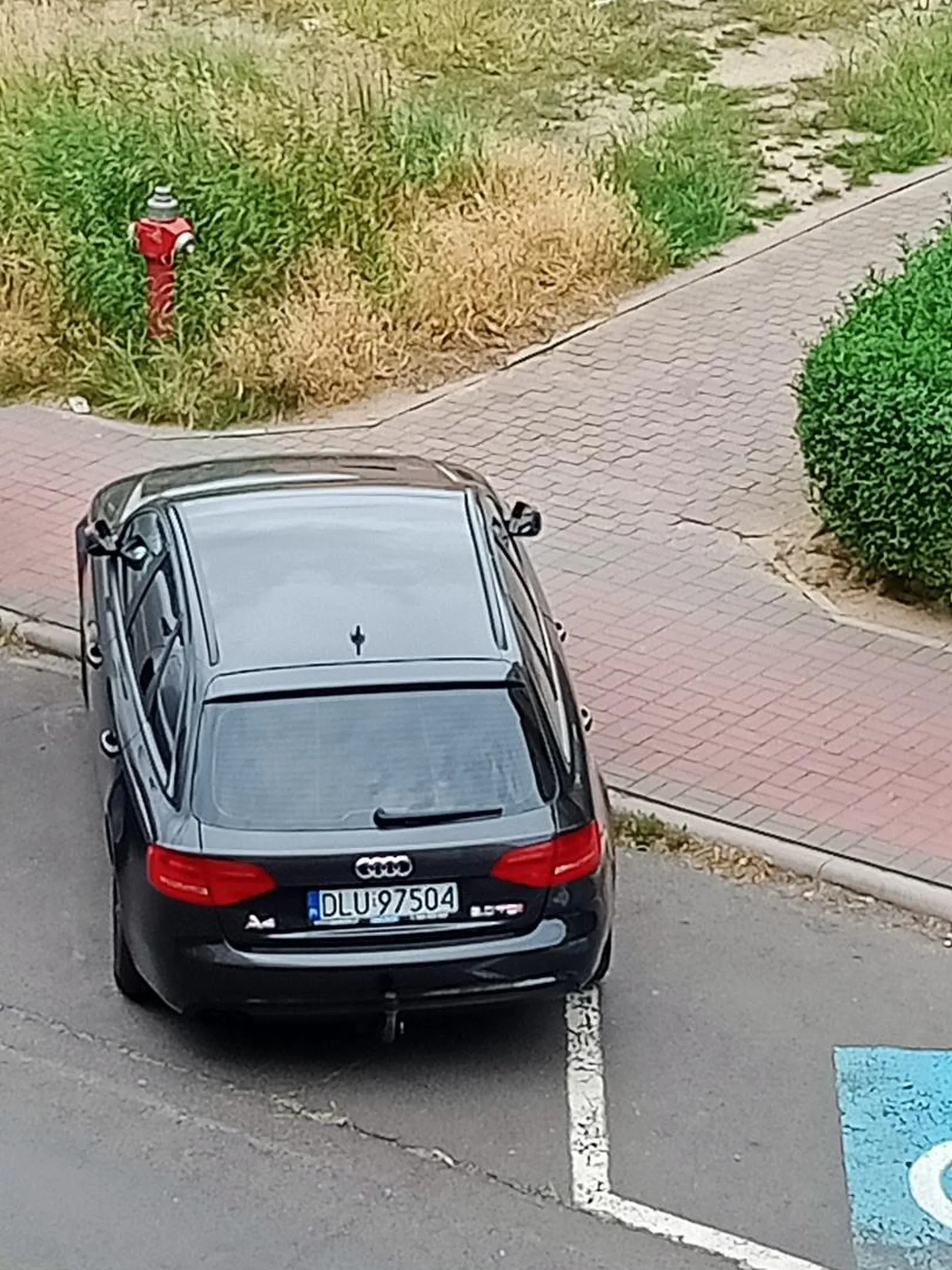 Nieładnie stawać na linii parkingu dla inwalidów