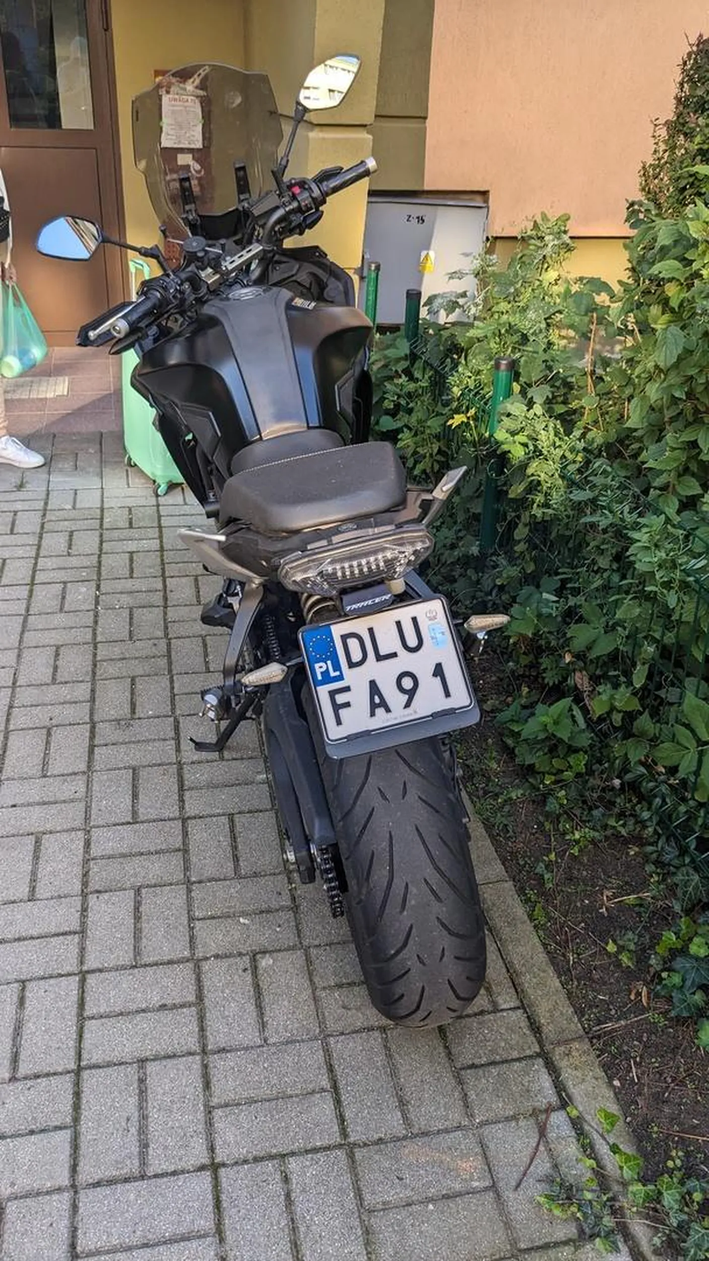 Stoi na chodniku od kilku lat i często wyje alarm w środku nocy.