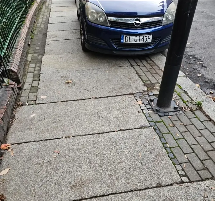 Parkowanie na chodniku na zakazie zatrzymywania się i postoju. Uniemożliwia poruszanie się osobie na wózku ( przejazd obok pojazdu ze względu na brak miejsca jest niemożliwy)