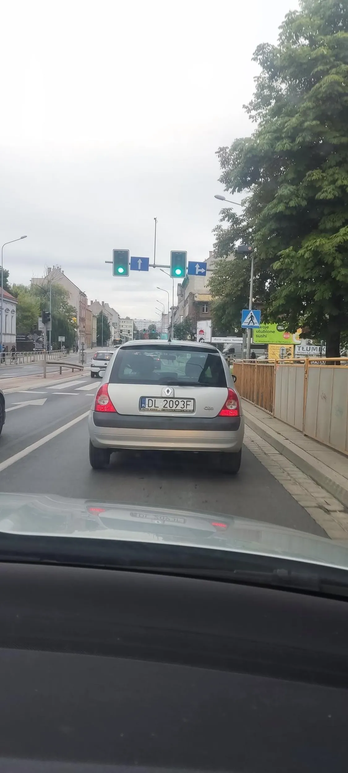 Nie wpuścił w korku na swój pas po czym się zatrzymał i stał specjalnie mnie blokując. Później po użyciu sygnału dźwiękowego zaczął wymachiwać łapami przy czym prawie wjechał w auto poprzedzające. Jeśli to czytasz to wiedz że jak będę jechał sam to inaczej porozmawiamy ;)
