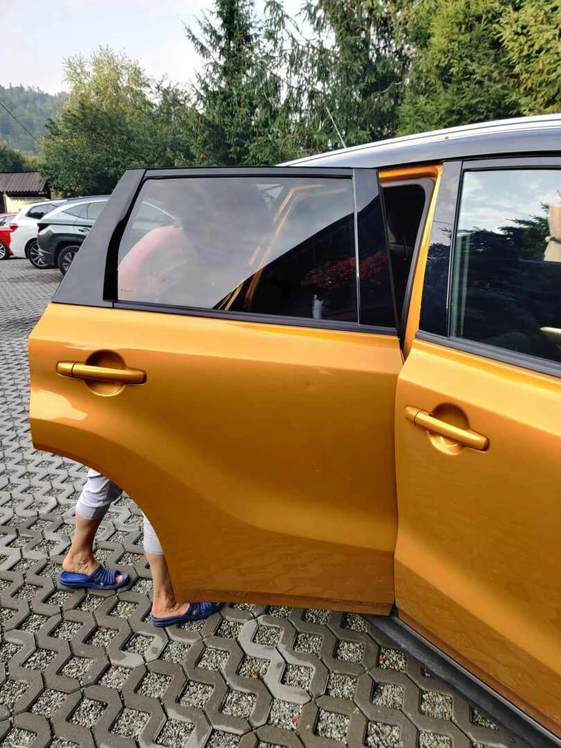 Drogi kierowco. Proszę o kontakt, dnia 27.08 o godzinie 12.03 dorosla osoba wychodząca z tylu samochodu, zachaczyla swoimi drzwiami stojący obok pojazd. Na nagraniu z parkingu widać ewidentnie, że doszło do szkody parkingowej. Prosimy o kontakt z restauracja Chata na Groniu w celu wyjaśnienia sprawy.