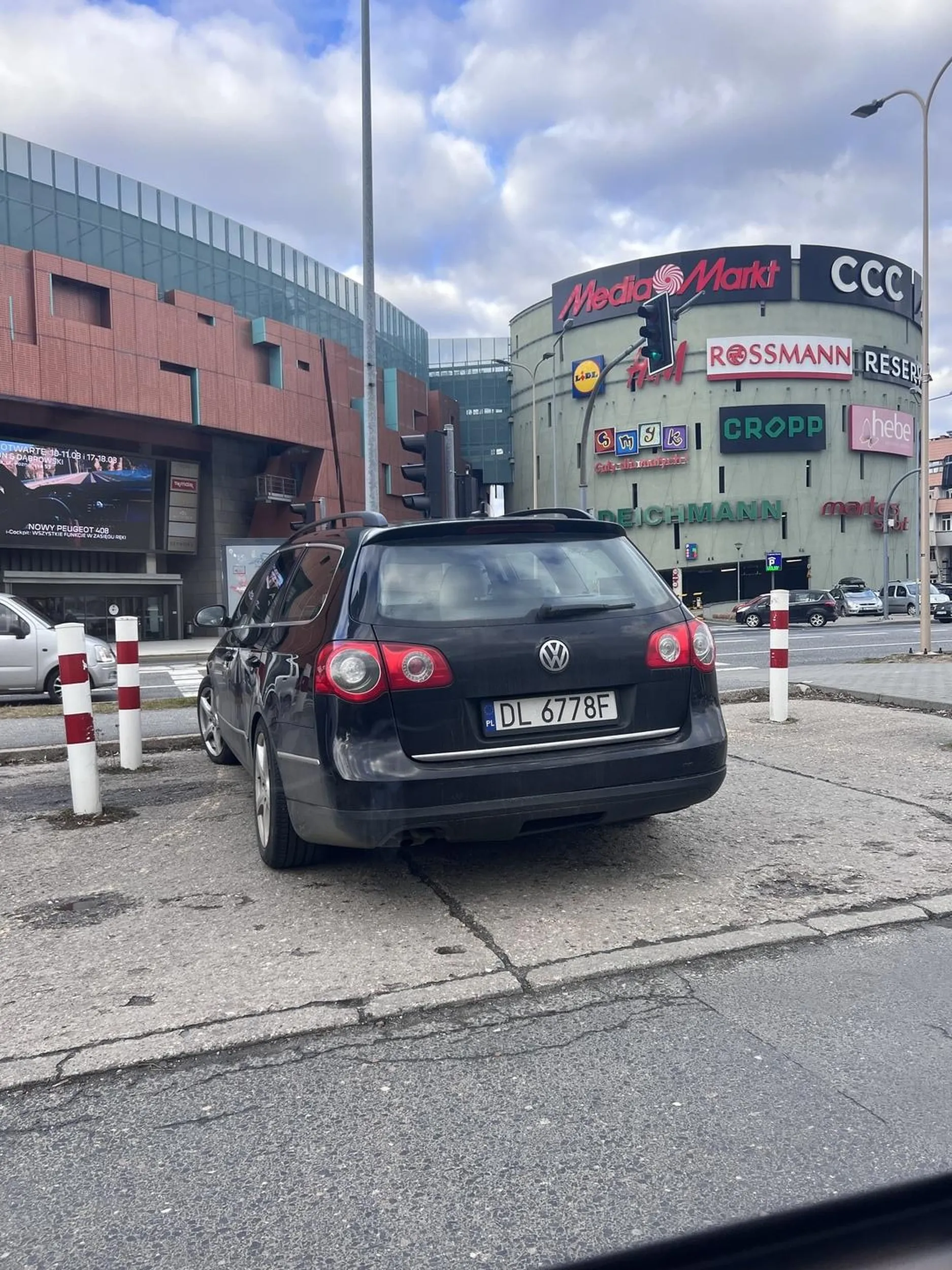 Wiesniak z legnicy parkuje w strefie do zawracania