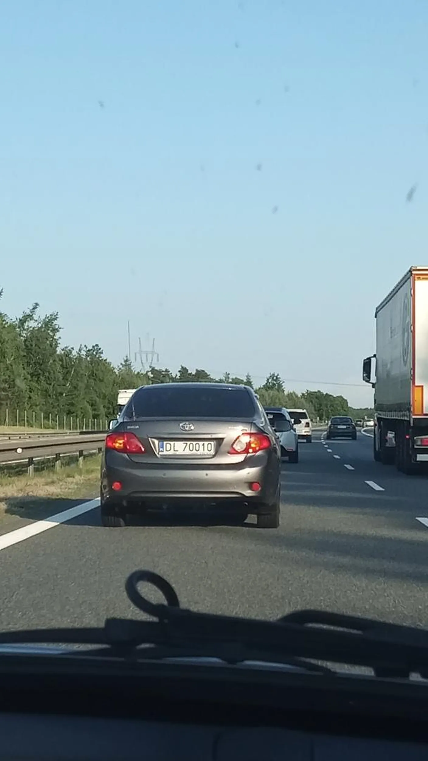 Będzie jechał lewym pasem 120... I nie zjedzie...