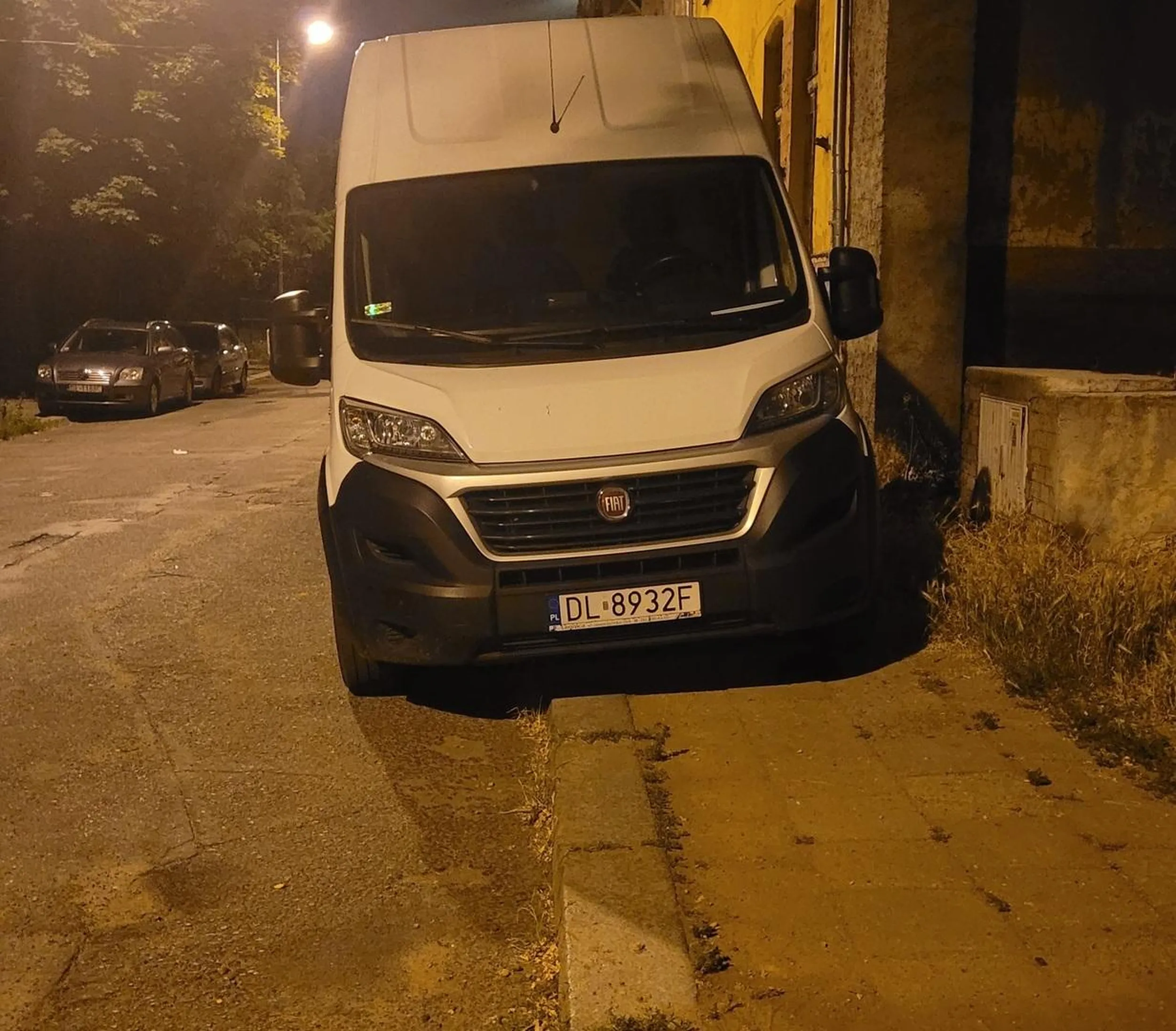 Chłop co zamiast wjechać na swoją poseje zajmuje miejsca mieszkańcom.